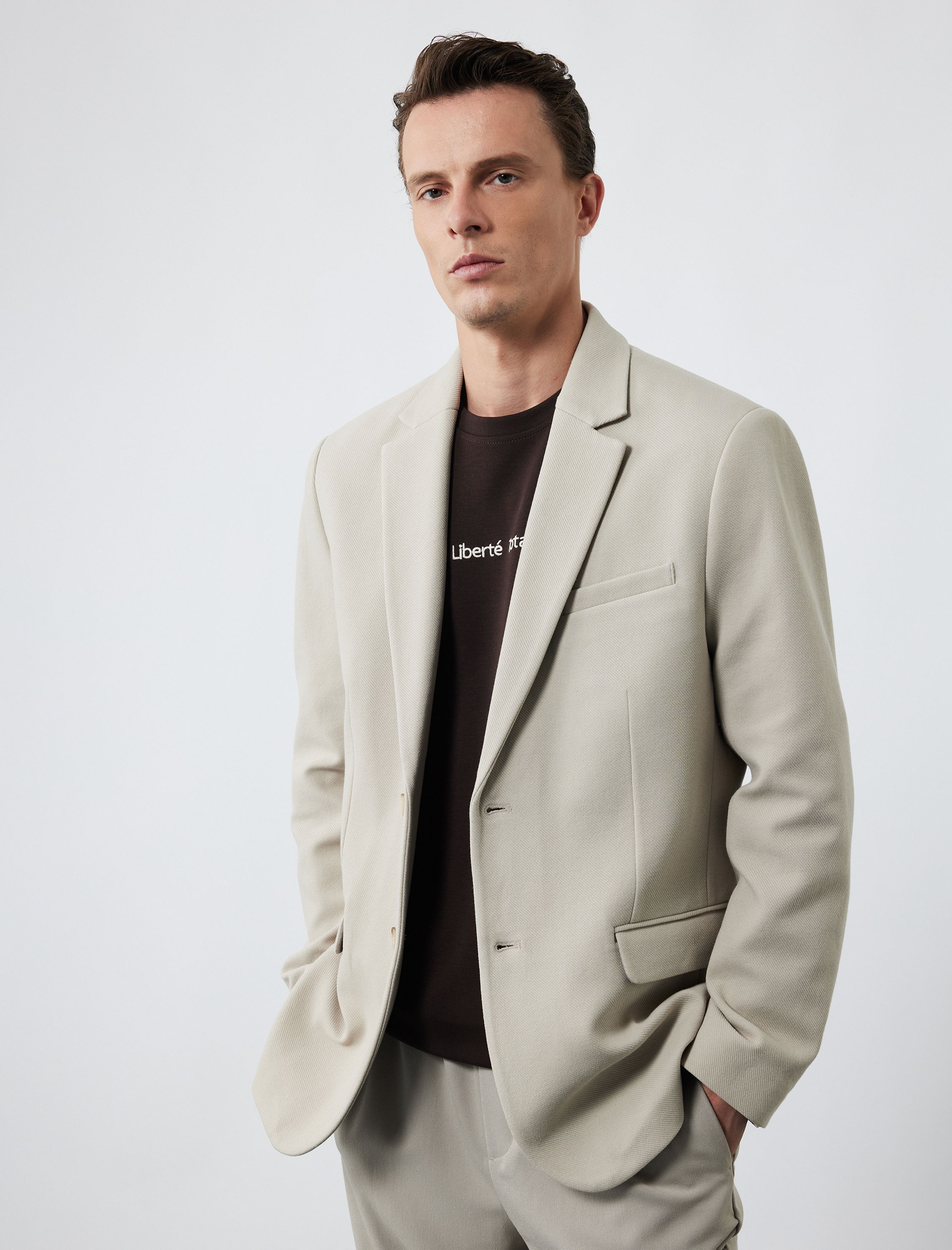   Uzun Kollu Kapaklı Cep Detaylı Düğmeli Slim Fit Mono Yaka Blazer Ceket