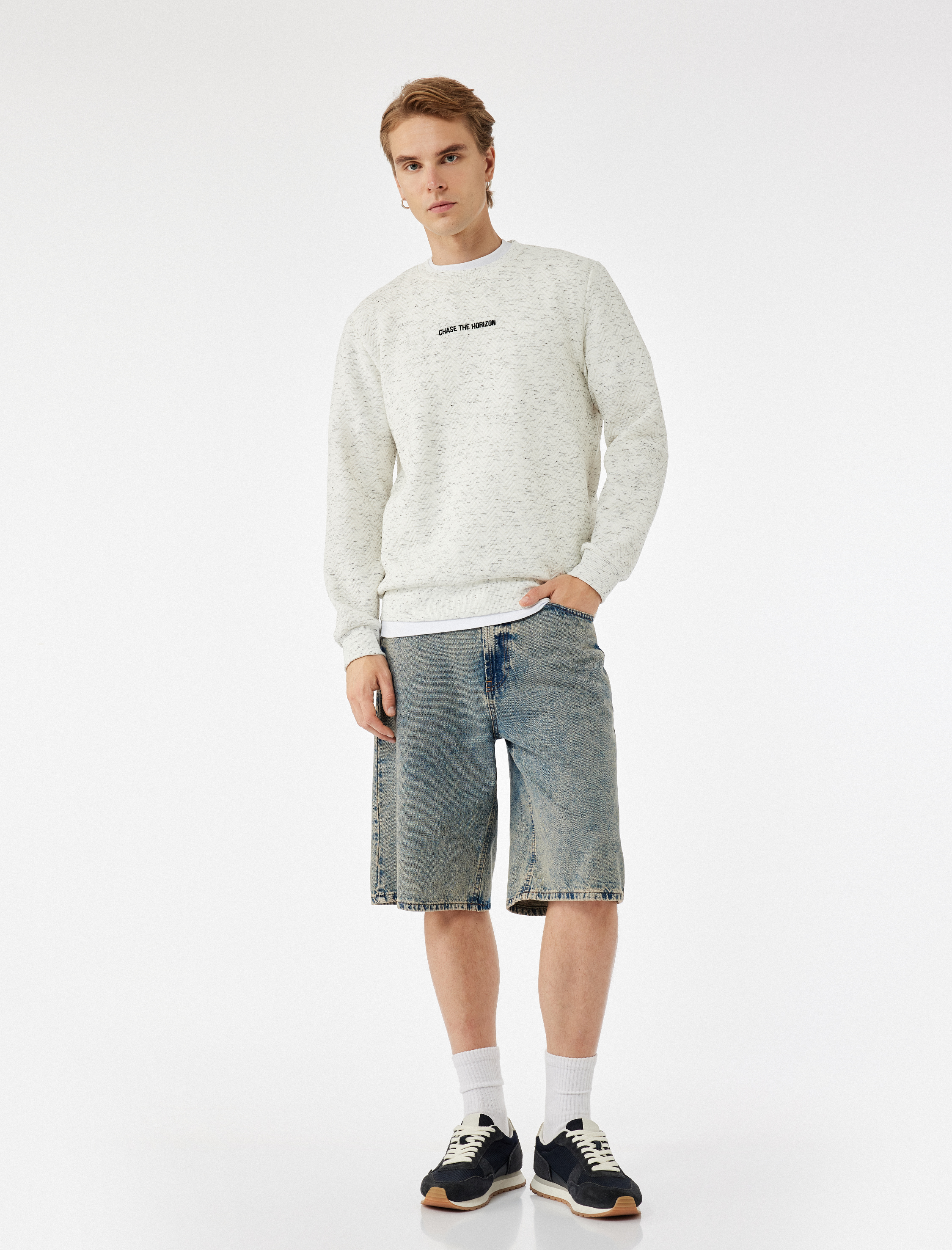   Uzun Kollu Nakışlı Bisiklet Yaka Sweatshirt