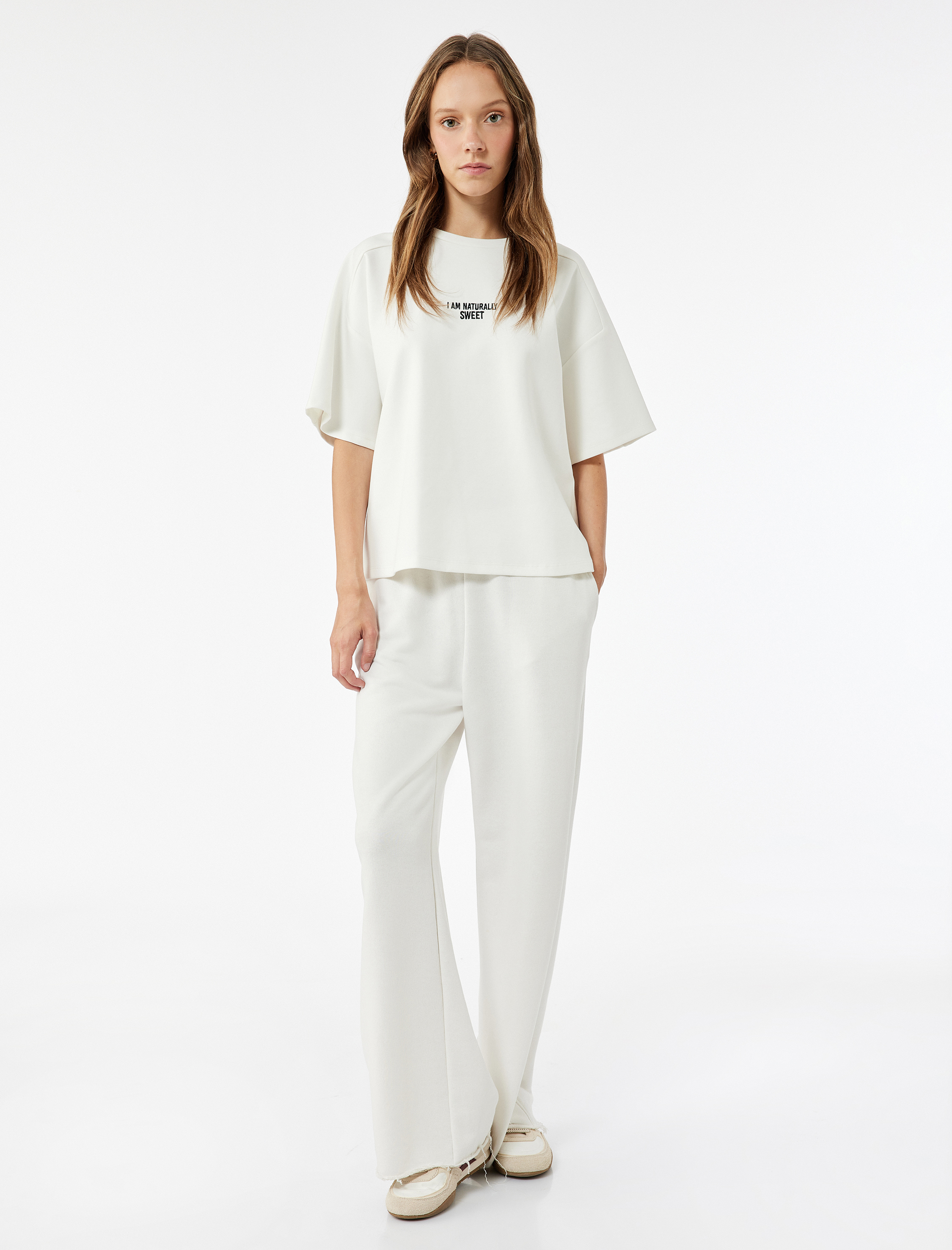 Kısa Kollu Bisiklet Yaka Nakışlı Oversize Tişört