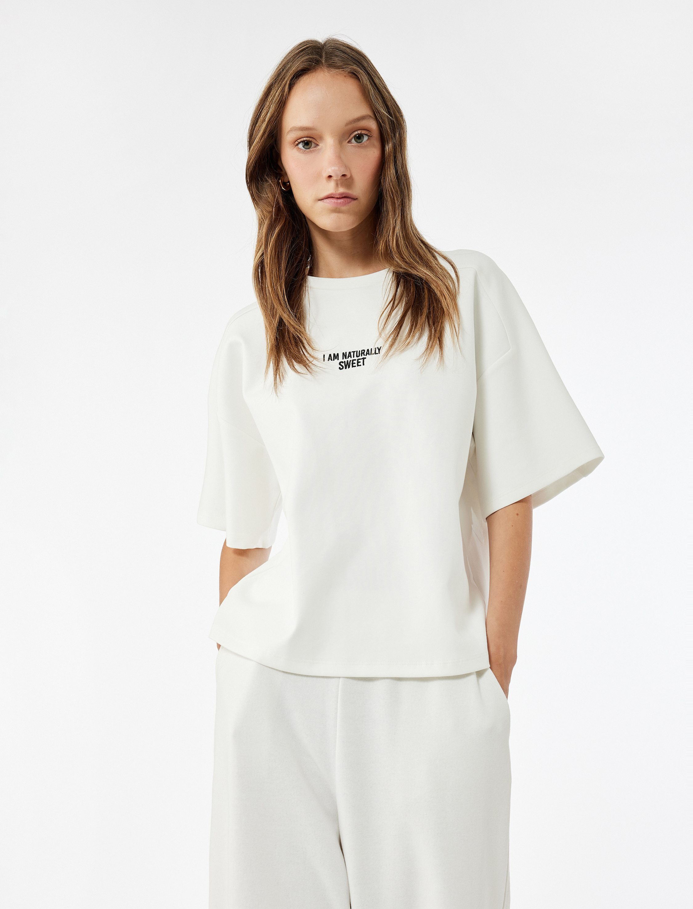 Kısa Kollu Bisiklet Yaka Nakışlı Oversize Tişört