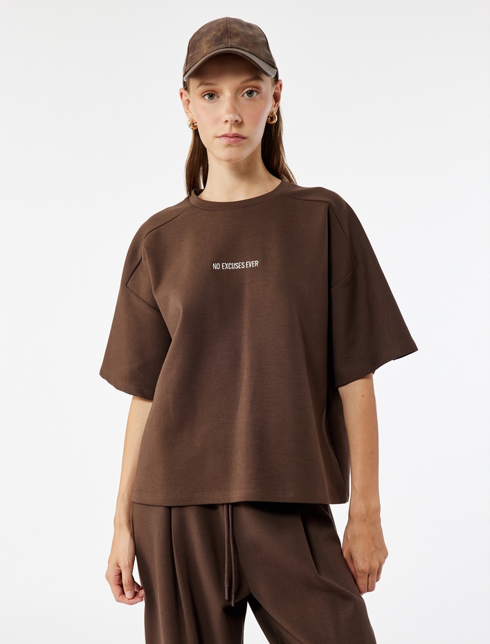  Kısa Kollu Bisiklet Yaka Nakışlı Oversize Tişört