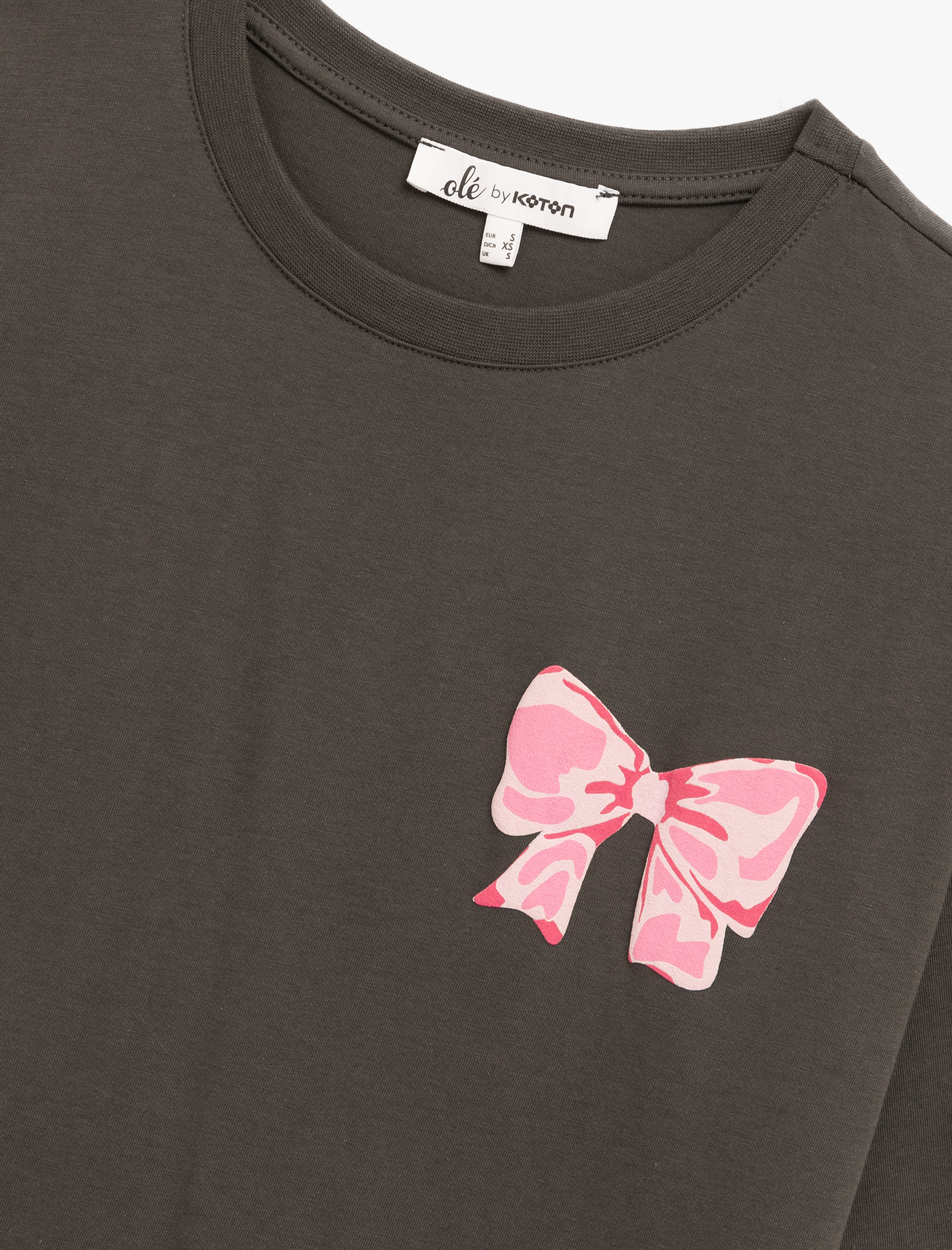   Rahat Kalıp Kısa Kollu Pamuklu Bisiklet Yaka Fiyonklu Arkası Baskılı Tişört