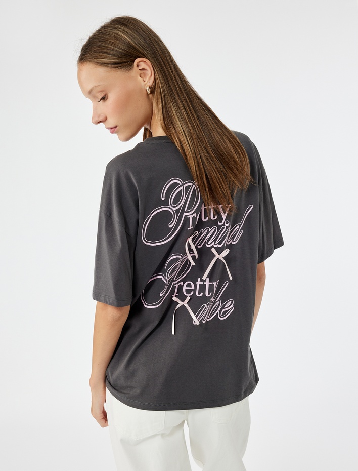  Rahat Kalıp Kısa Kollu Pamuklu Bisiklet Yaka Fiyonklu Arkası Baskılı Tişört