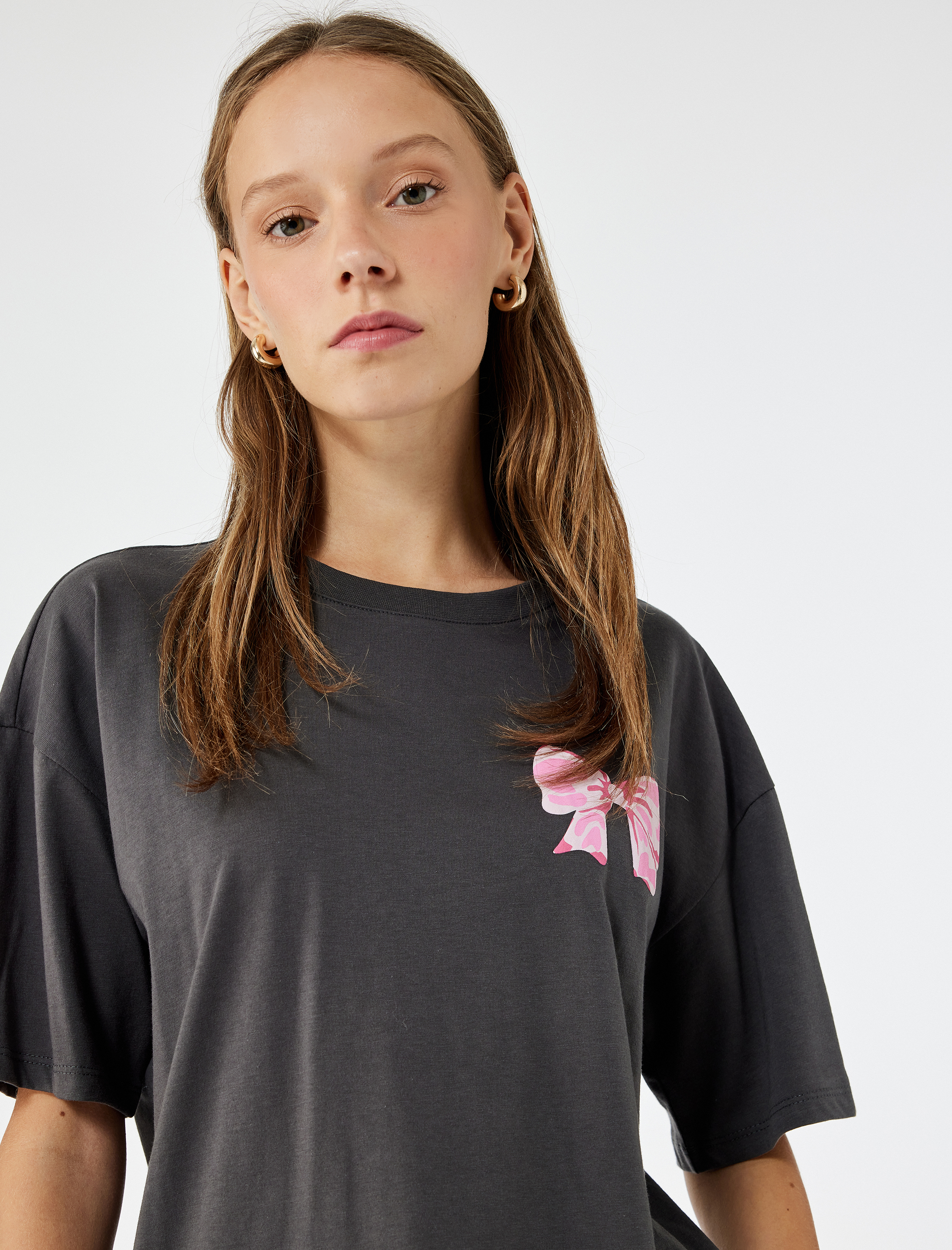   Rahat Kalıp Kısa Kollu Pamuklu Bisiklet Yaka Fiyonklu Arkası Baskılı Tişört