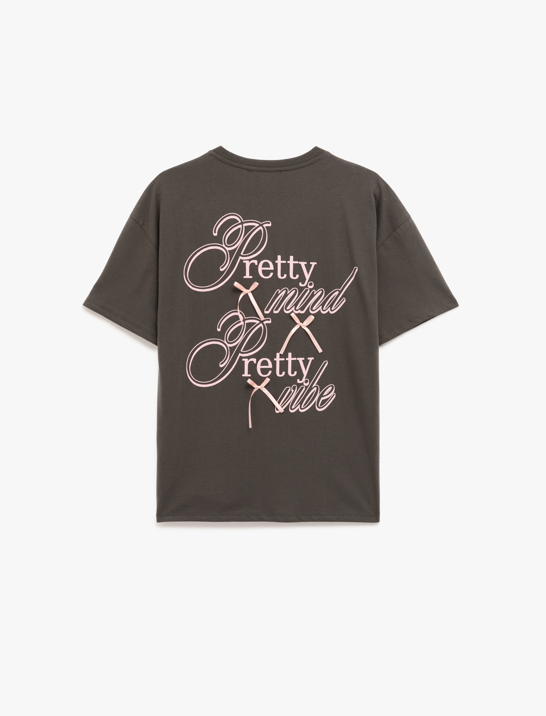   Rahat Kalıp Kısa Kollu Pamuklu Bisiklet Yaka Fiyonklu Arkası Baskılı Tişört