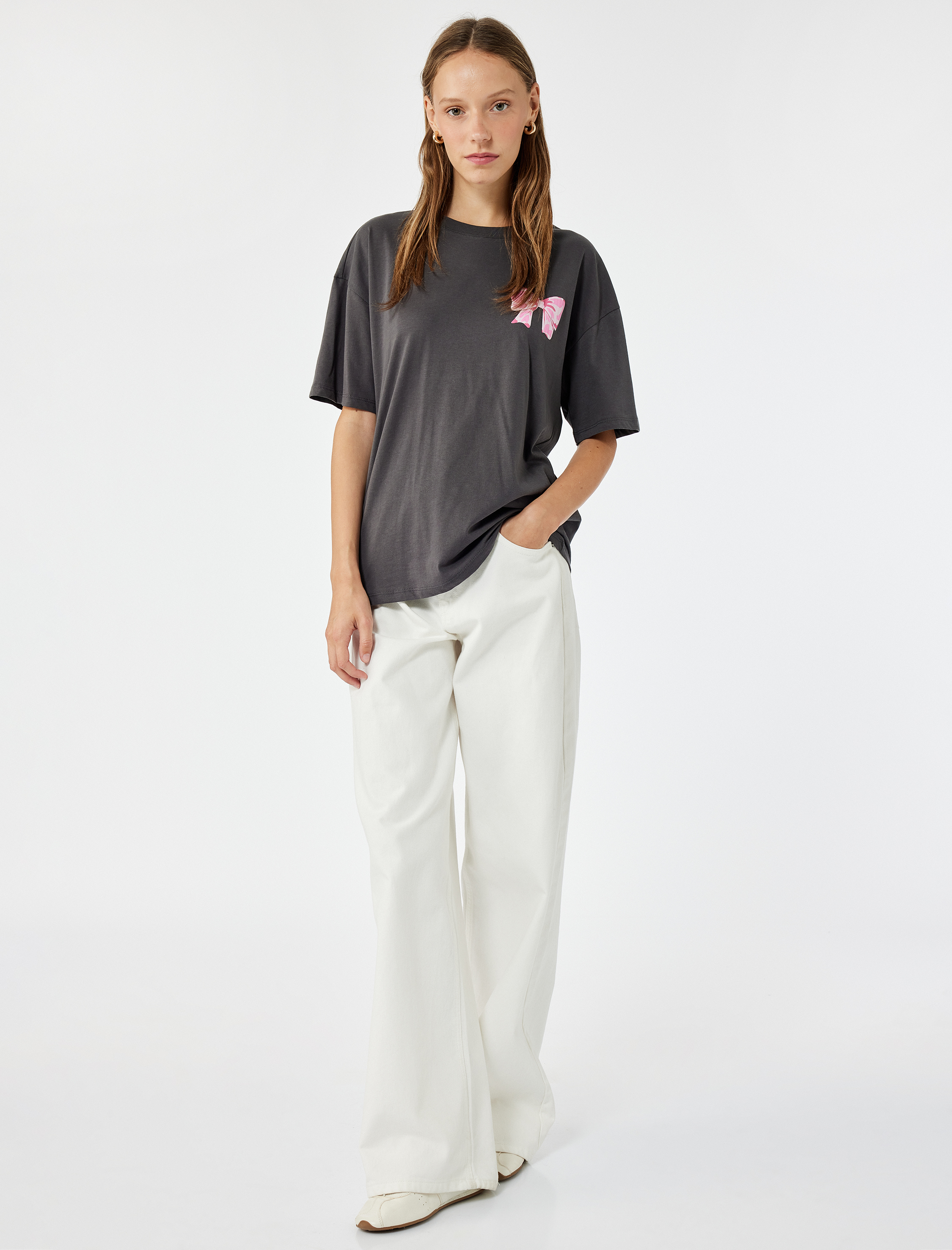   Rahat Kalıp Kısa Kollu Pamuklu Bisiklet Yaka Fiyonklu Arkası Baskılı Tişört