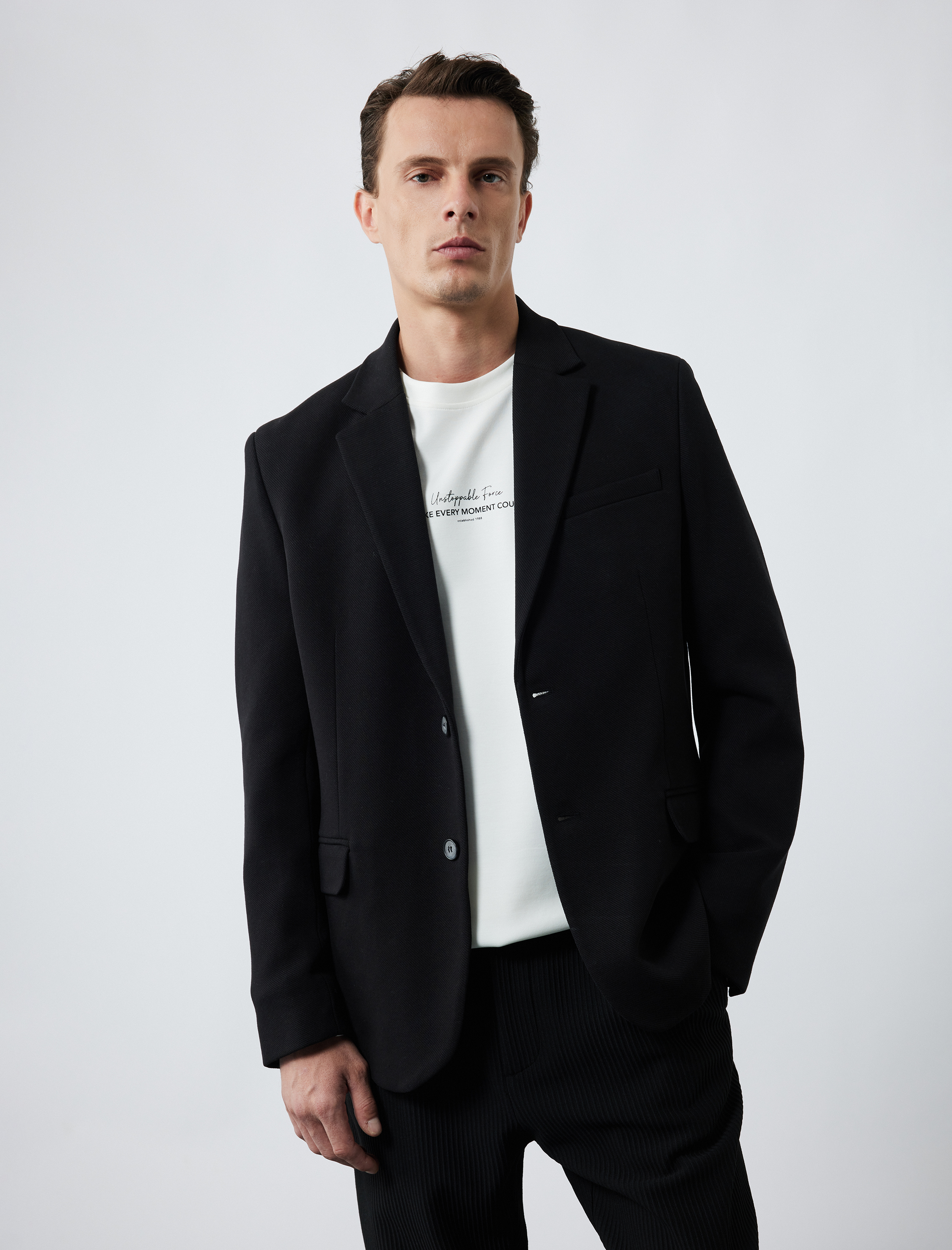   Uzun Kollu Kapaklı Cep Detaylı Düğmeli Slim Fit Mono Yaka Blazer Ceket