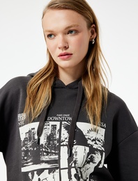 Şardonlu Uzun Kollu Kapüşonlu Baskılı Oversize Sweatshirt
