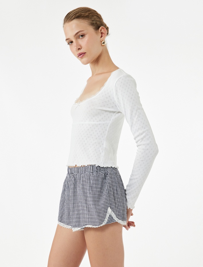  Pamuklu Rahat Kalıp Düğmeli Paçası Dantelli Beli Lastikli Pötikareli Şort Pijama Altı