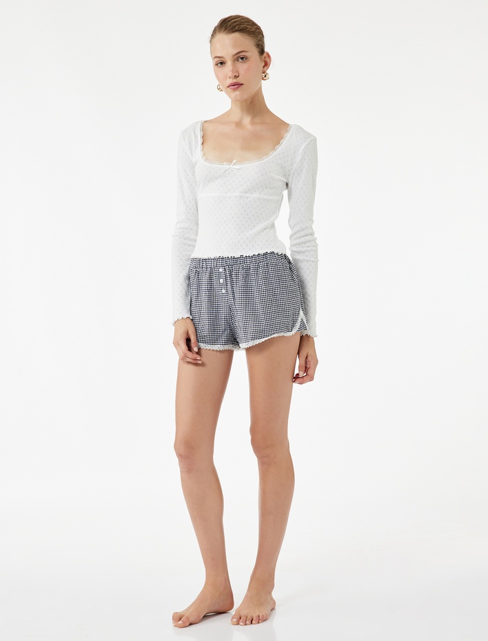  Pamuklu Rahat Kalıp Düğmeli Paçası Dantelli Beli Lastikli Pötikareli Şort Pijama Altı