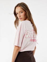 Rahat Kalıp Kısa Kollu Bisiklet Yaka Fiyonklu Arkası Baskılı Tişört