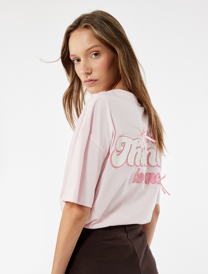  Rahat Kalıp Kısa Kollu Bisiklet Yaka Fiyonklu Arkası Baskılı Tişört