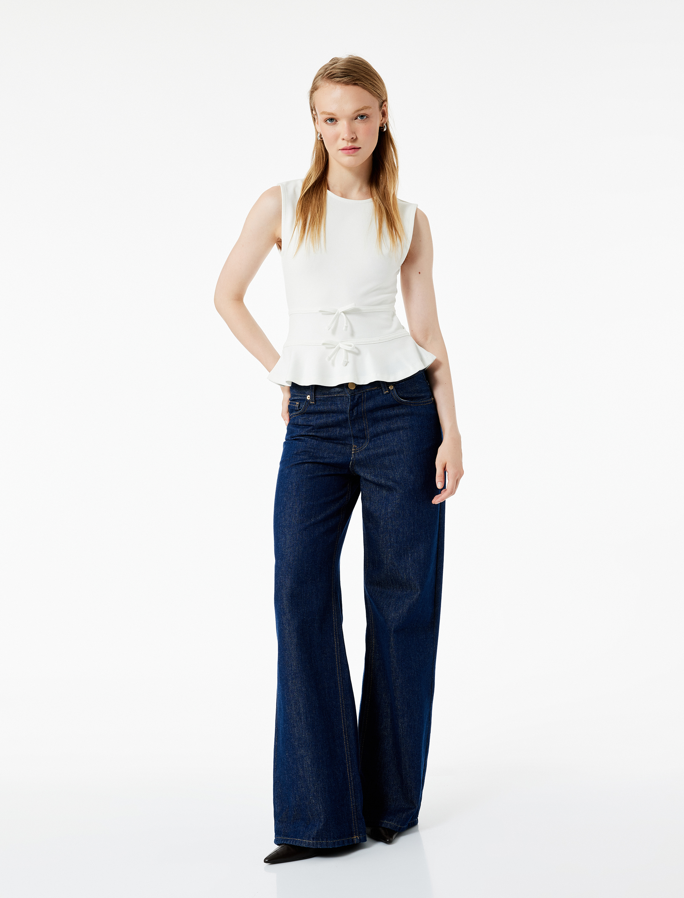   Slim Fit Bisiklet Yaka Volanlı Fiyonklu Kolsuz Bluz