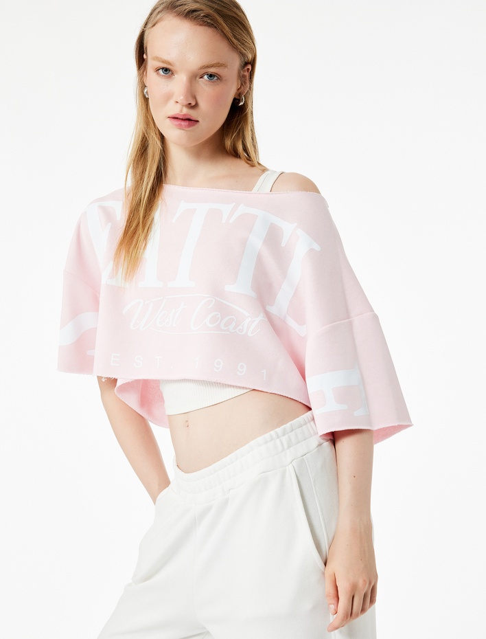  Kısa Kollu Omzu Açık Baskılı Oversize Crop Tişört