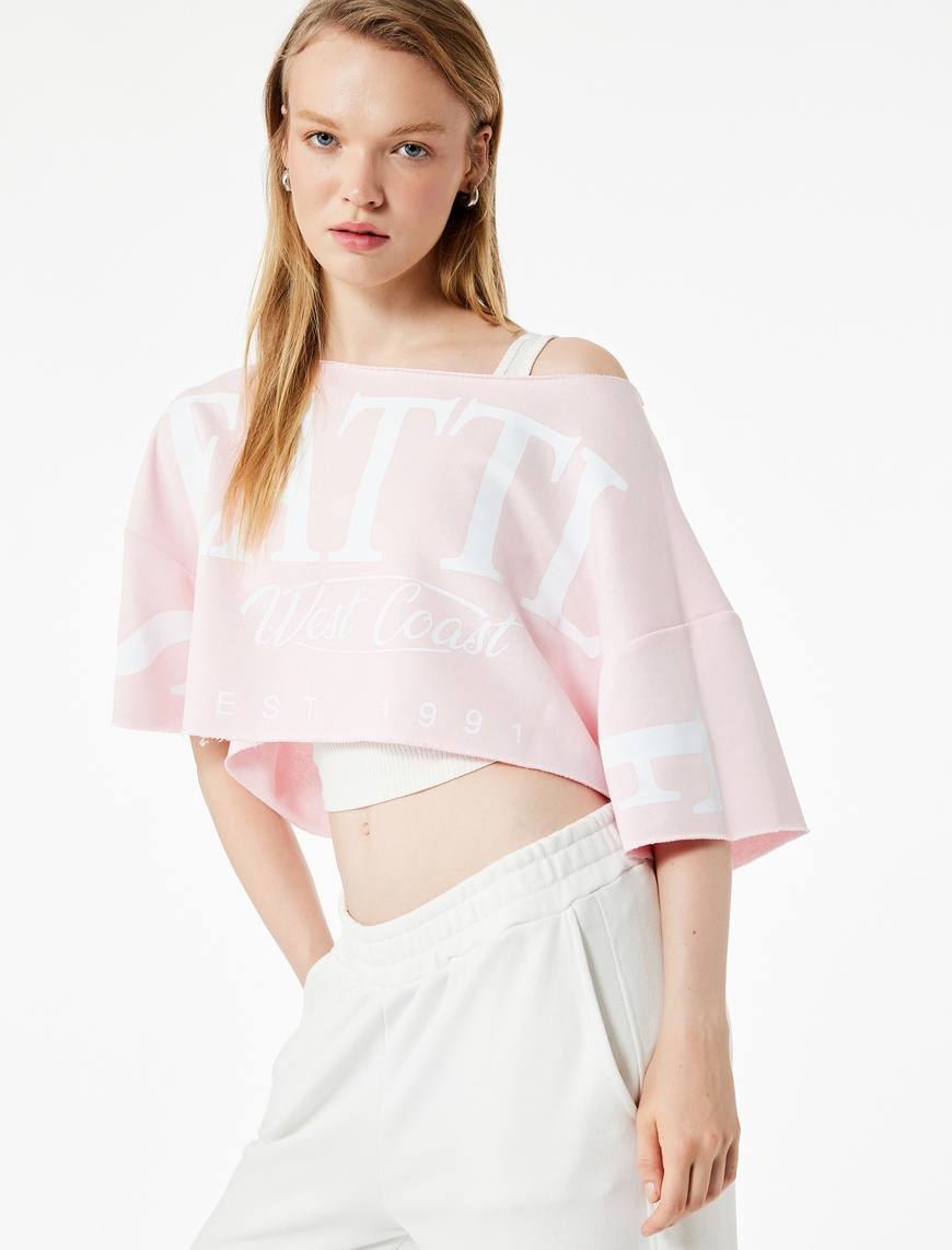 Pembe Kısa Kollu Omzu Açık Baskılı Oversize Crop Tişört