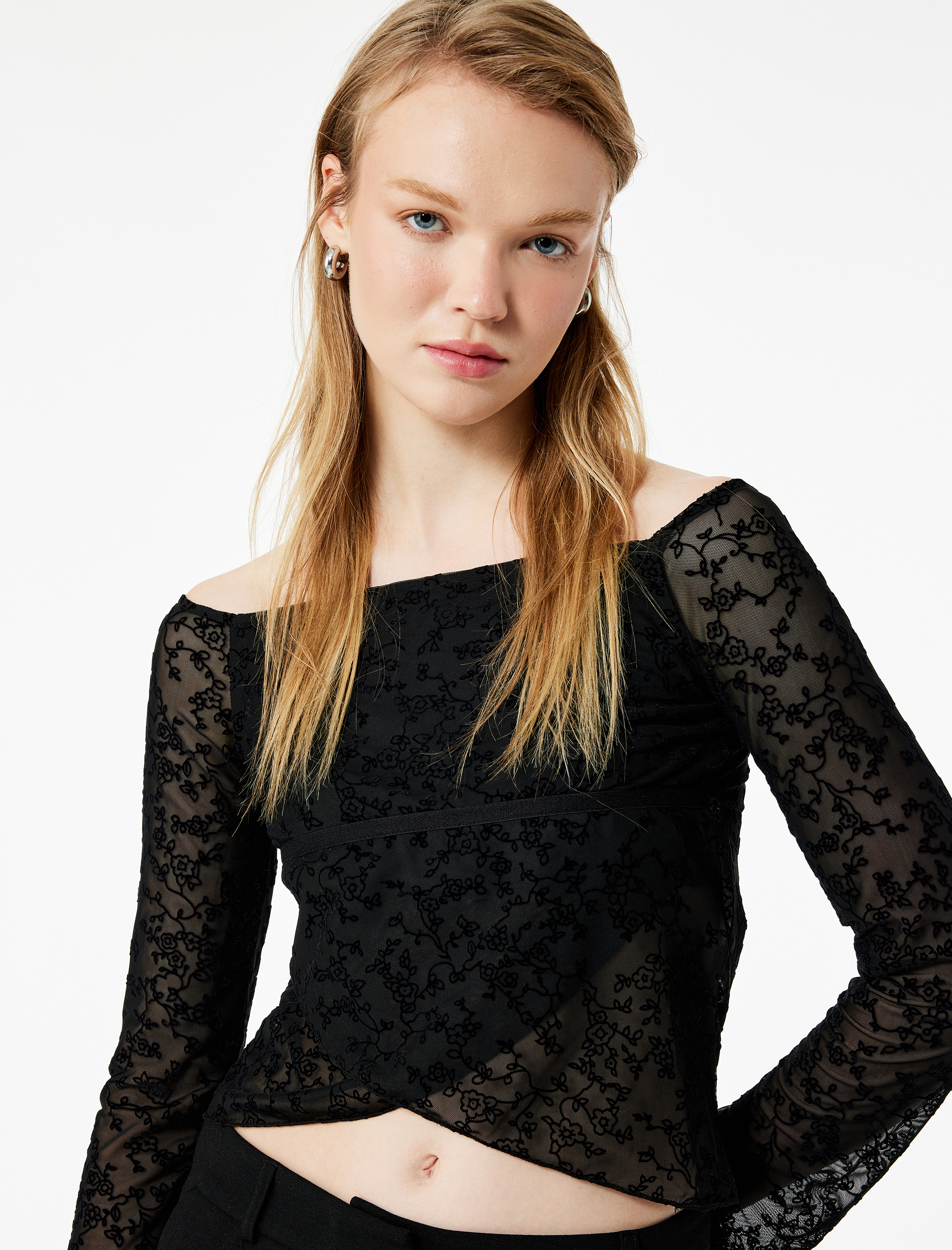   Kare Yaka Uzun Kollu Dantel Detaylı Slim Fit Tişört