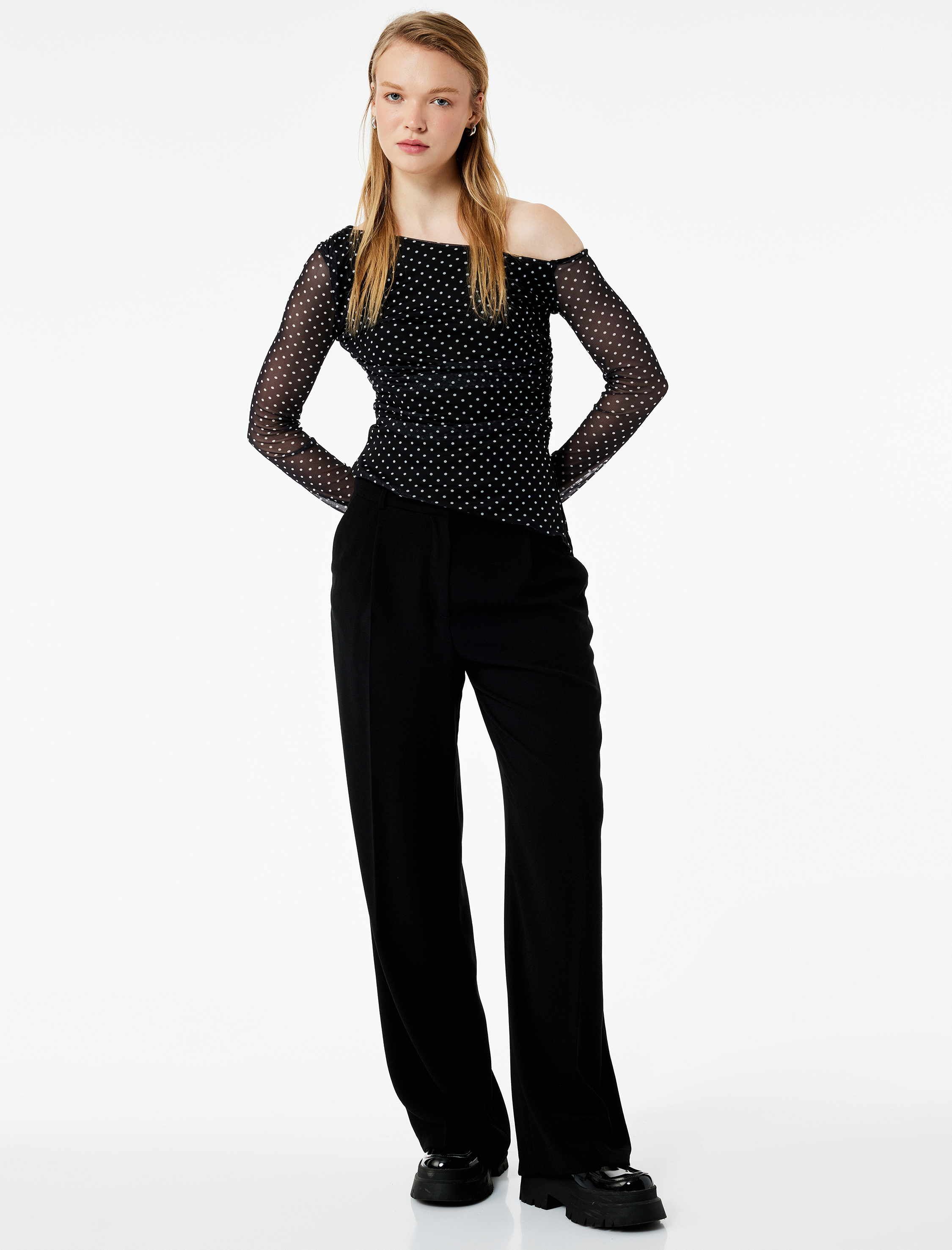   Asimetrik Yaka Uzun Kollu Puantiyeli Tişört