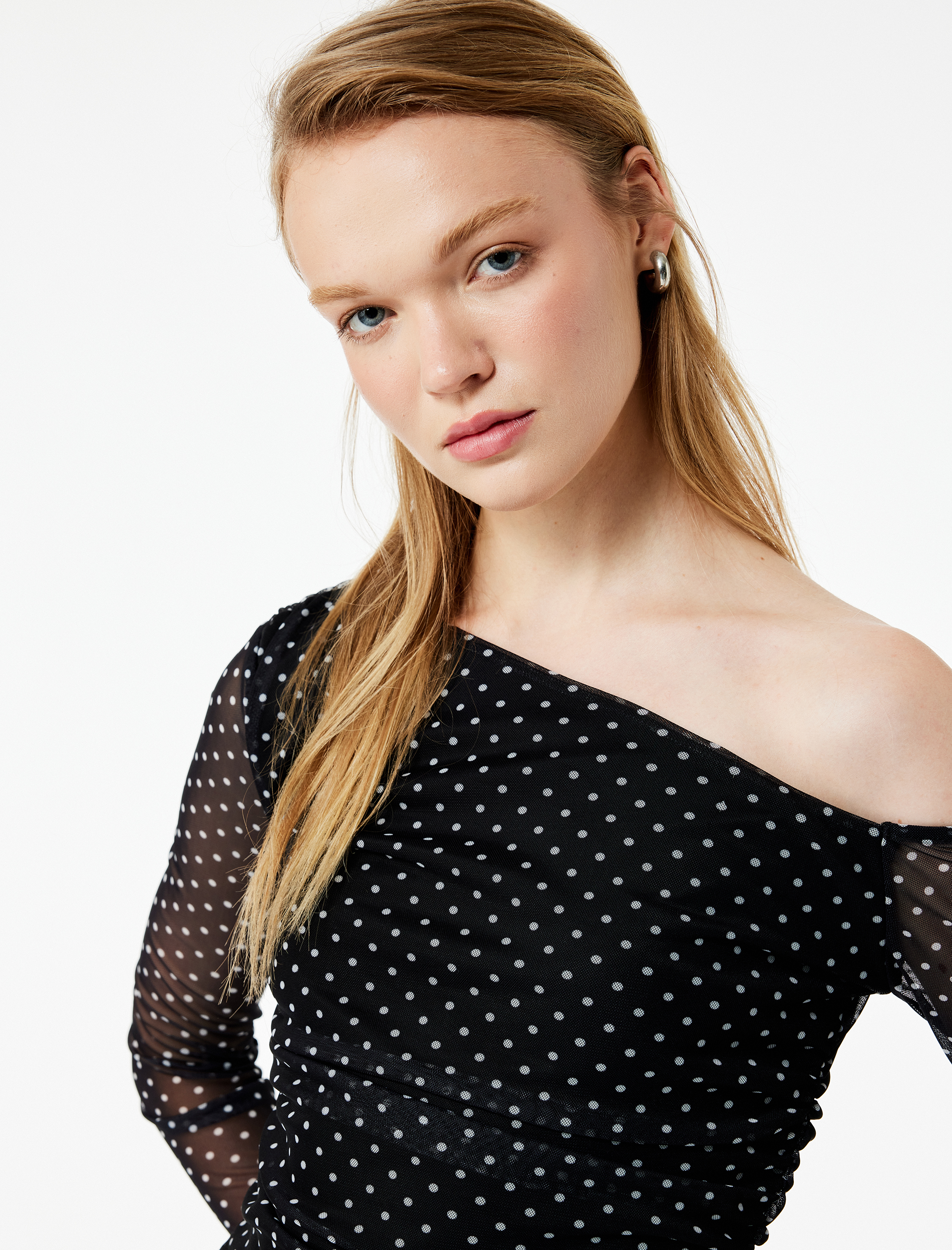   Asimetrik Yaka Uzun Kollu Puantiyeli Tişört