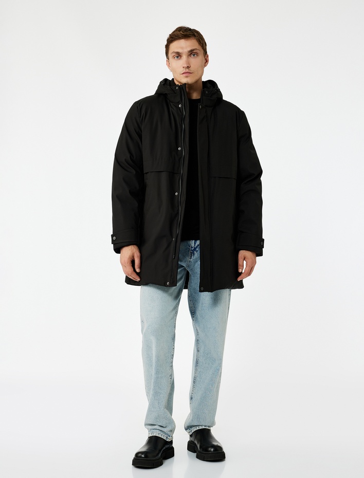  Uzun Kollu Baskılı Cepli Çıtçıt Düğme Detaylı Fermuarlı Kapüşonlu Parka