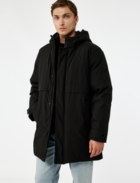 Uzun Kollu Baskılı Cepli Çıtçıt Düğme Detaylı Fermuarlı Kapüşonlu Parka