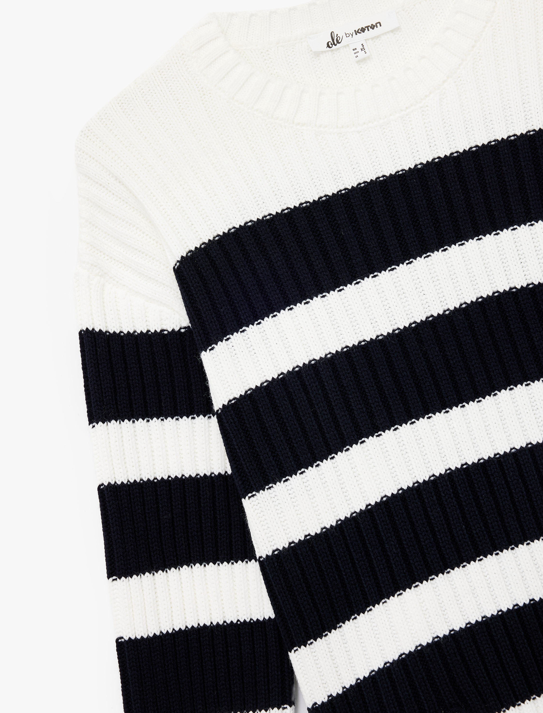   Renk Bloklu Uzun Kollu Bisiklet Yaka Yırtık Detaylı Triko Kazak