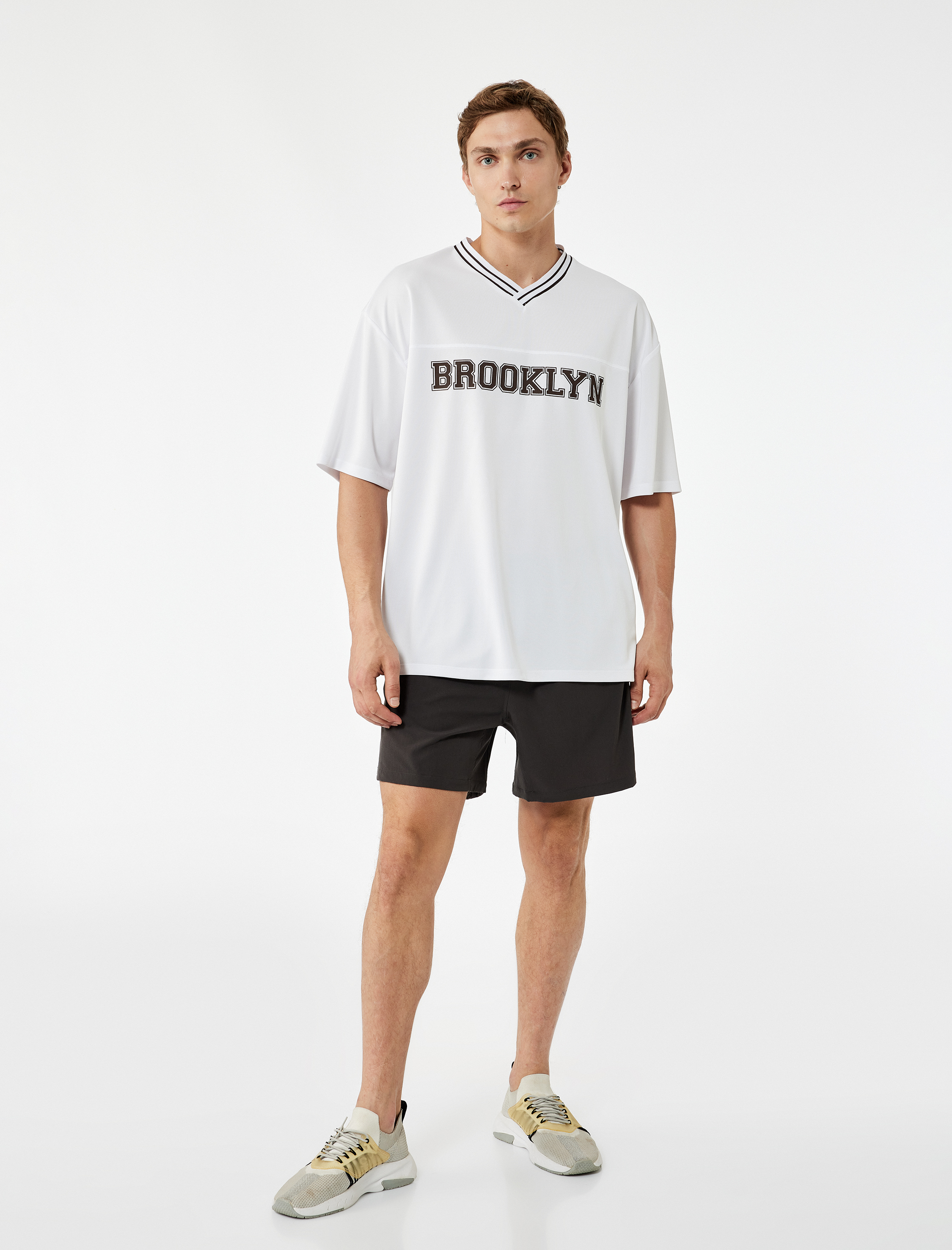   Fermuarlı Cepli Paraşüt Kumaş Yırtmaç Detaylı Oversize Beli Lastikli Spor Şort