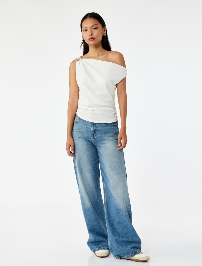  Slim Fit Metal Aksesuarlı Drapeli Asimetrik Yaka Kolsuz Bluz