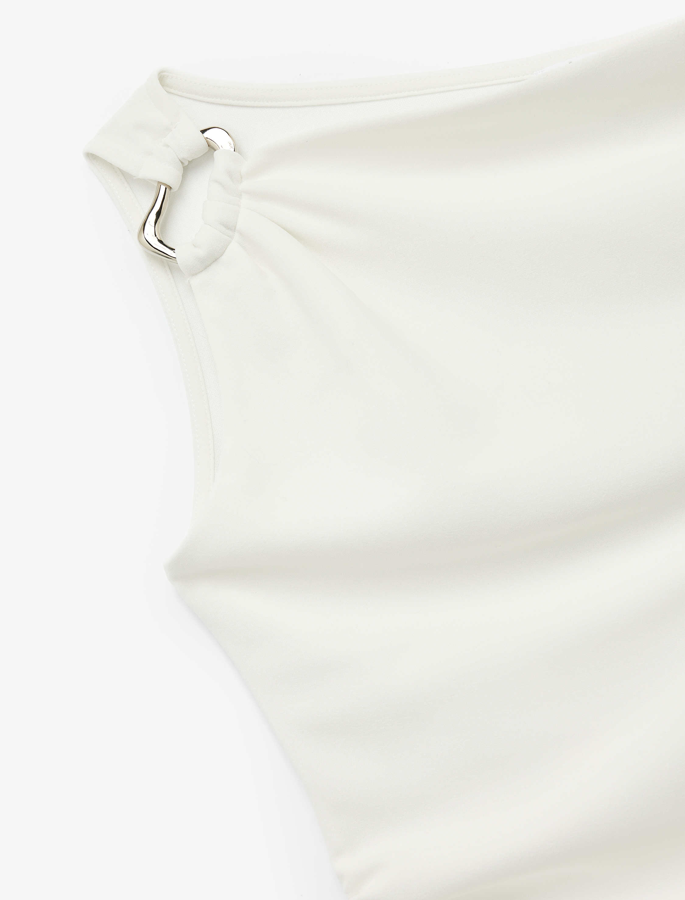   Slim Fit Metal Aksesuarlı Drapeli Asimetrik Yaka Kolsuz Bluz