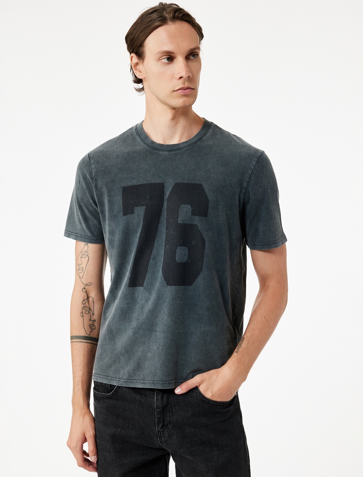  Regular Fit Kısa Kollu Bisiklet Yaka Yıkamalı Pamuklu Baskılı Tişört