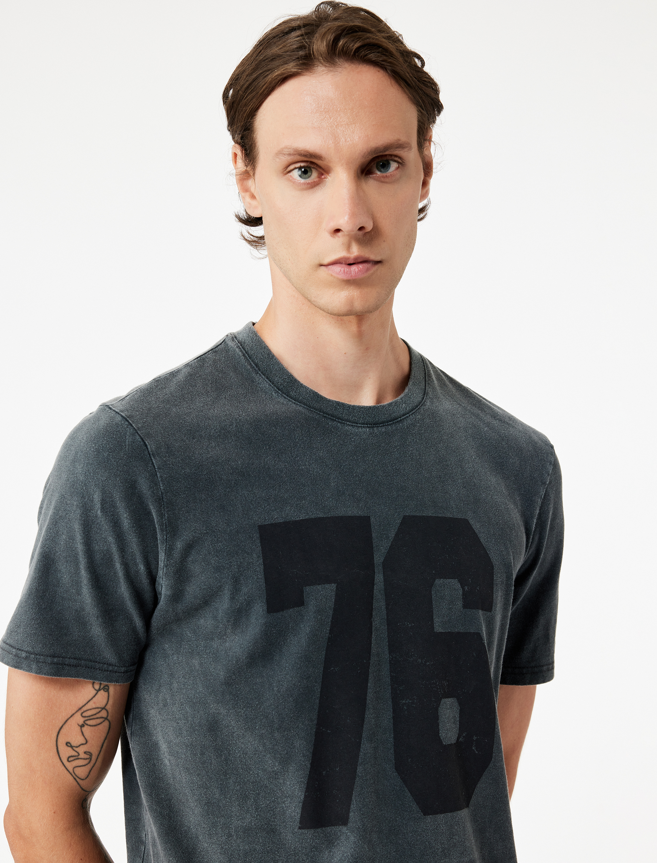   Regular Fit Kısa Kollu Bisiklet Yaka Yıkamalı Pamuklu Baskılı Tişört