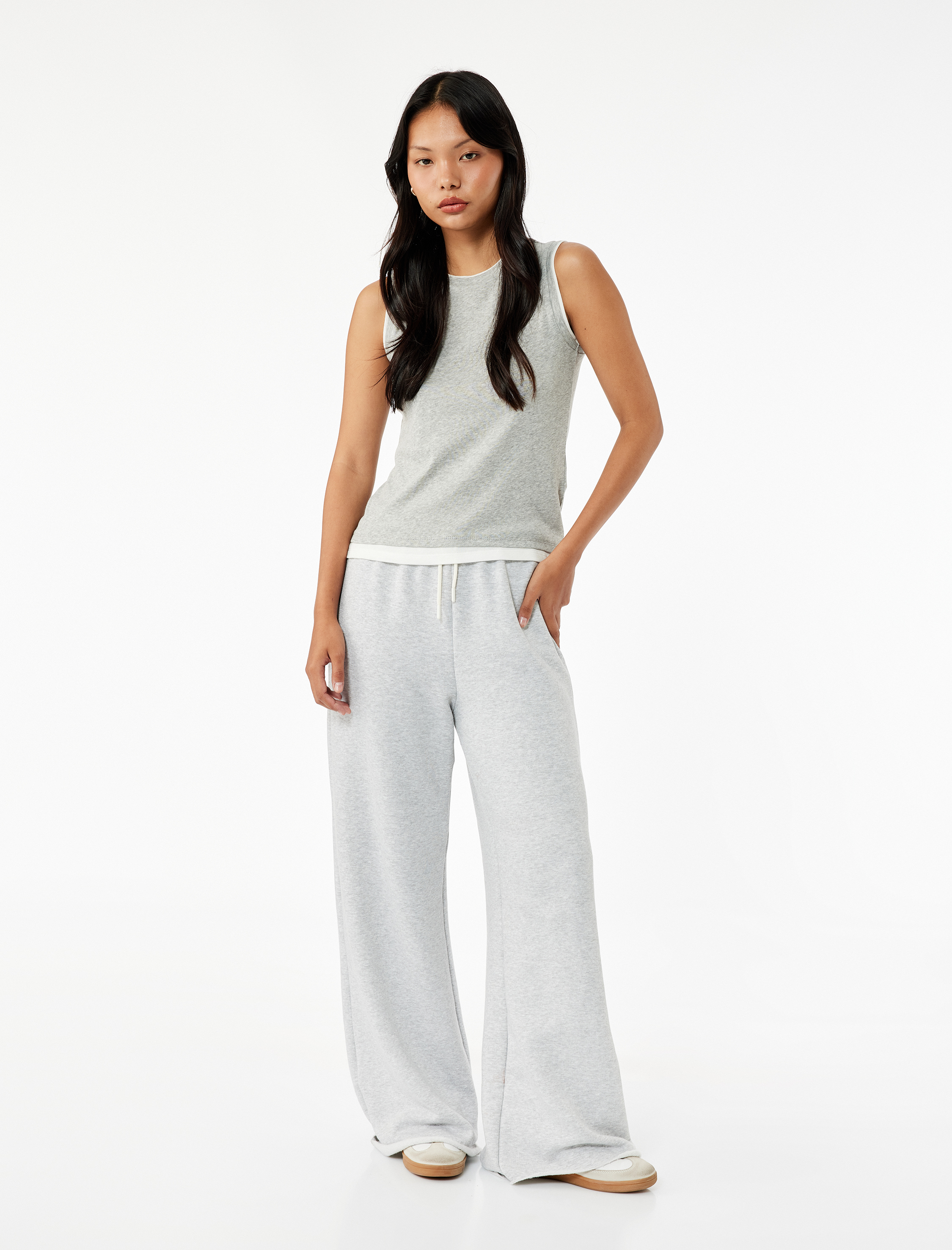   Slim Fit Bisiklet Yaka Biyeli Kolsuz Bluz