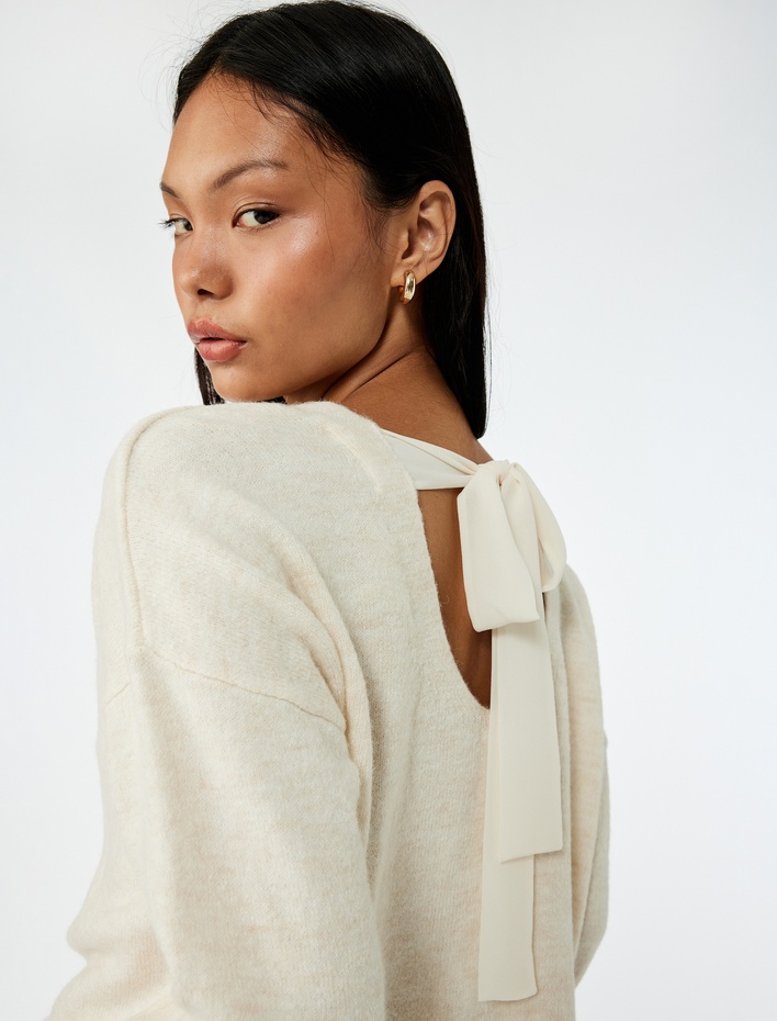  Uzun Kollu Bisiklet Yaka Arkası Fiyonk Detaylı Triko Kazak