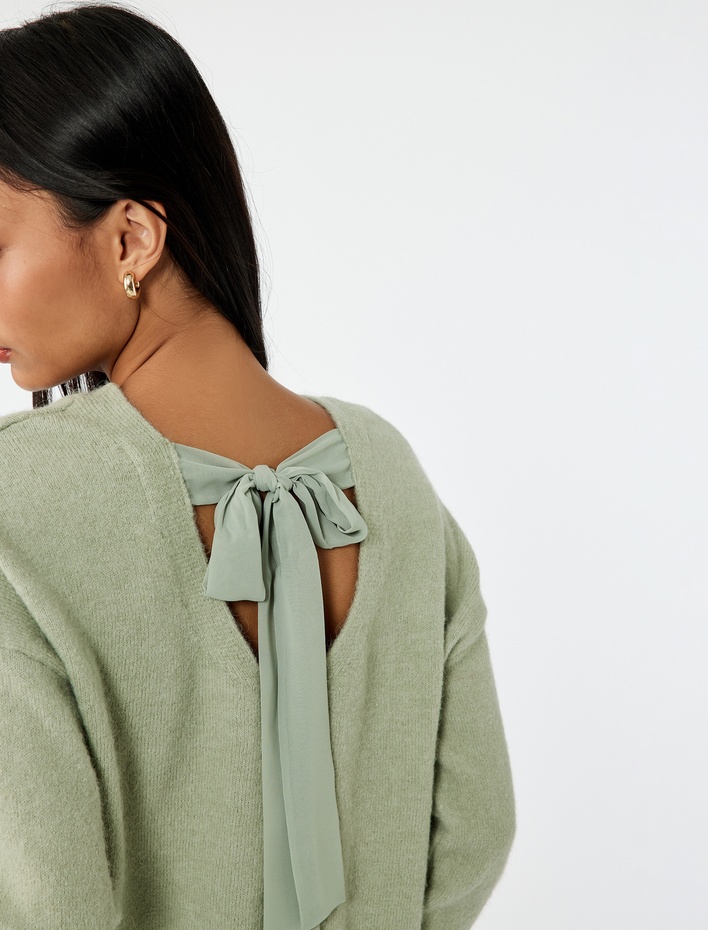  Uzun Kollu Bisiklet Yaka Arkası Fiyonk Detaylı Triko Kazak