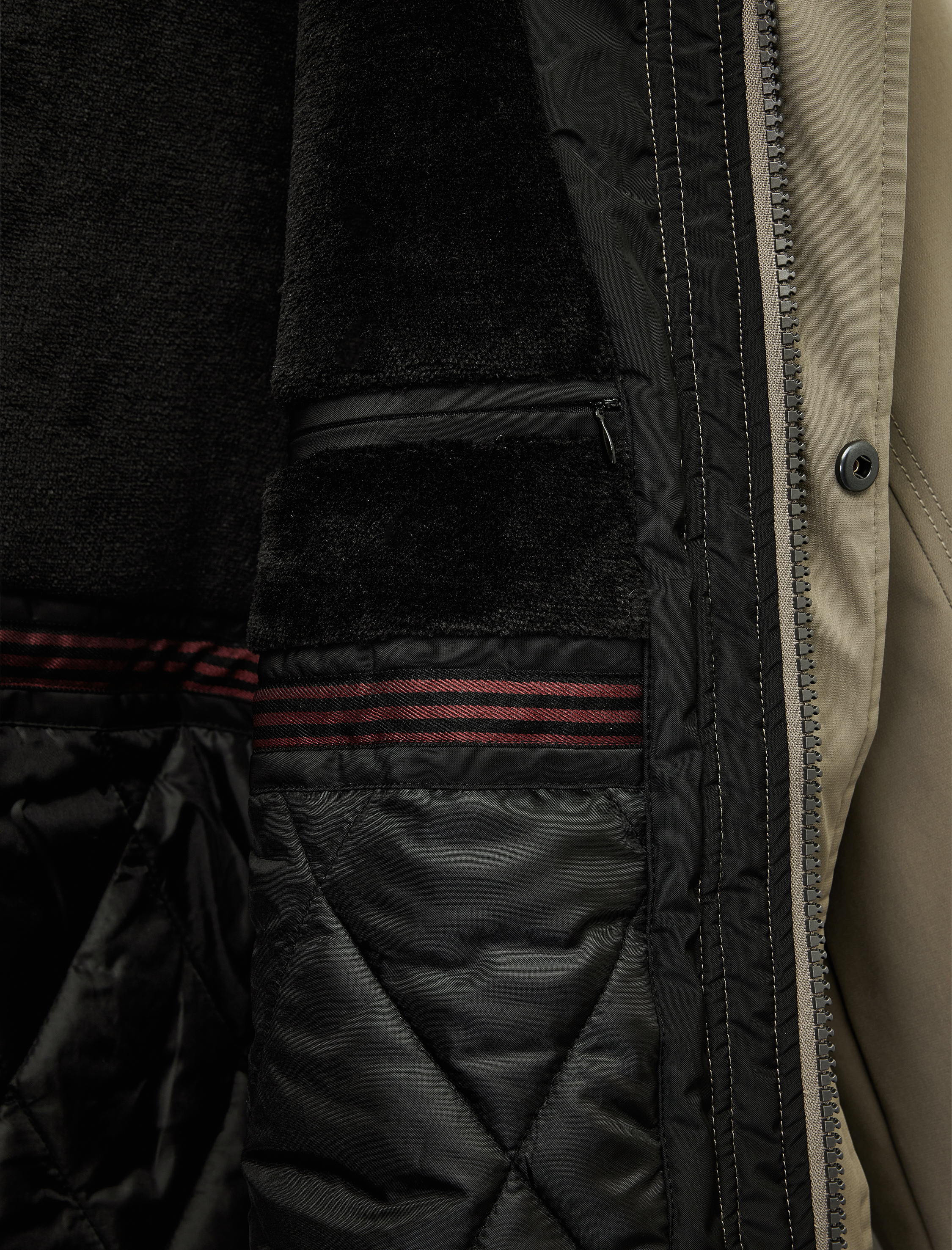   Uzun Kollu Kapaklı Cep Detaylı Fermuarlı Kapüşonlu Parka