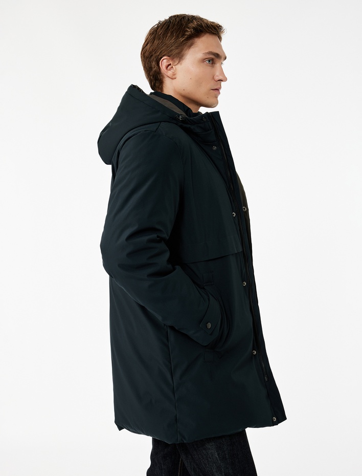  Uzun Kollu Baskılı Cepli Çıtçıt Düğme Detaylı Fermuarlı Kapüşonlu Parka