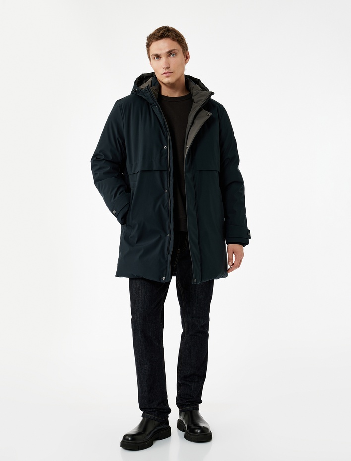  Uzun Kollu Baskılı Cepli Çıtçıt Düğme Detaylı Fermuarlı Kapüşonlu Parka