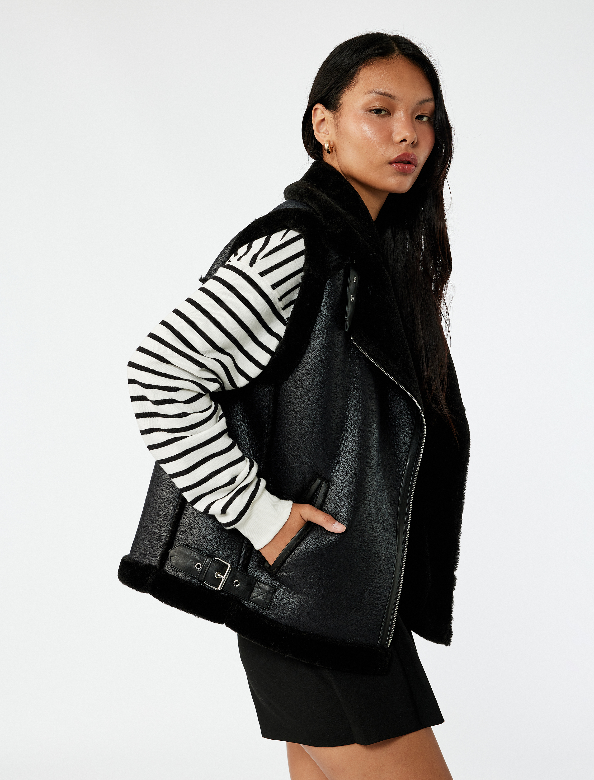   Suni Kürklü Yaka Fermuarlı Deri Görünümlü Kolsuz Biker Yelek