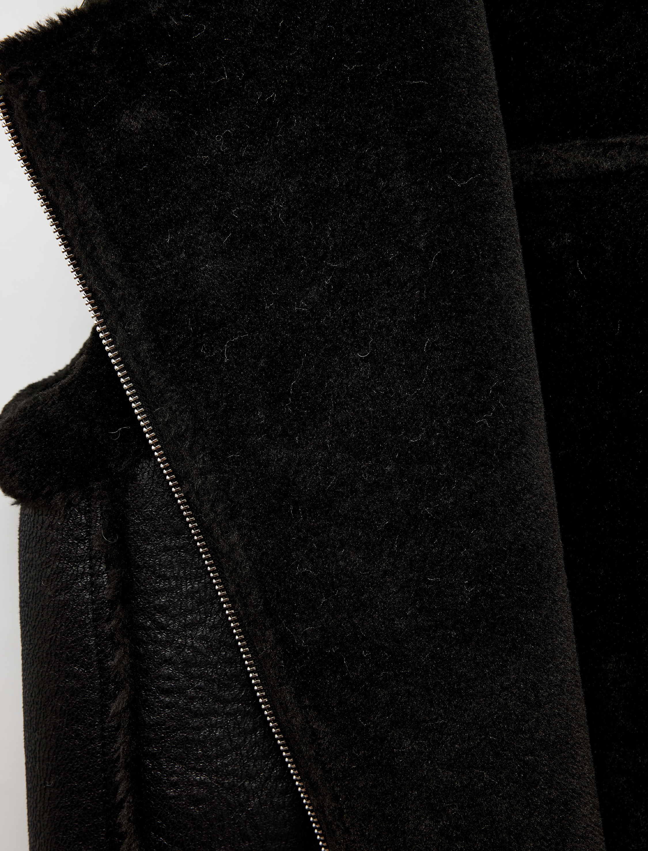   Suni Kürklü Yaka Fermuarlı Deri Görünümlü Kolsuz Biker Yelek