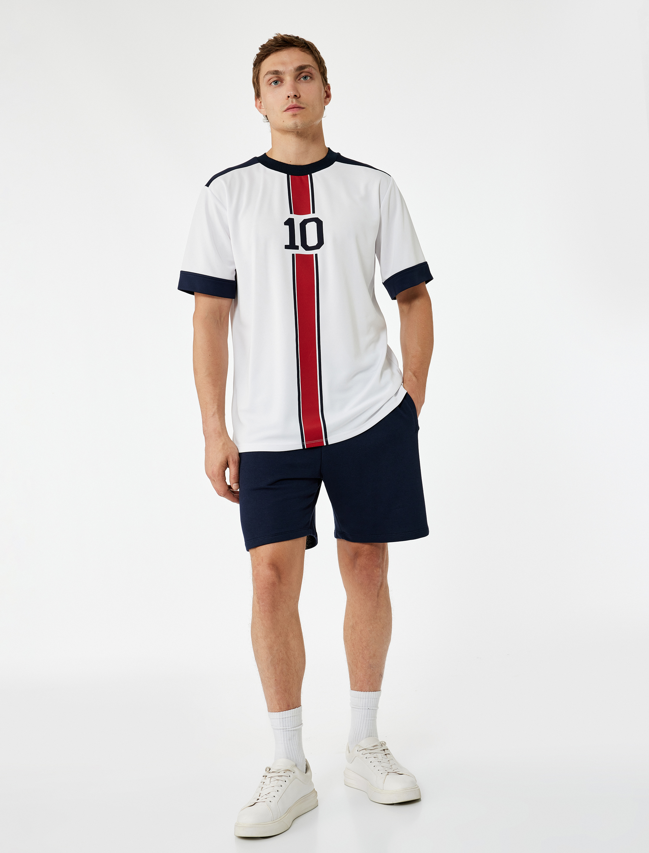   Rahat Kesim Cep Detaylı Beli Bağcıklı Spor Şort