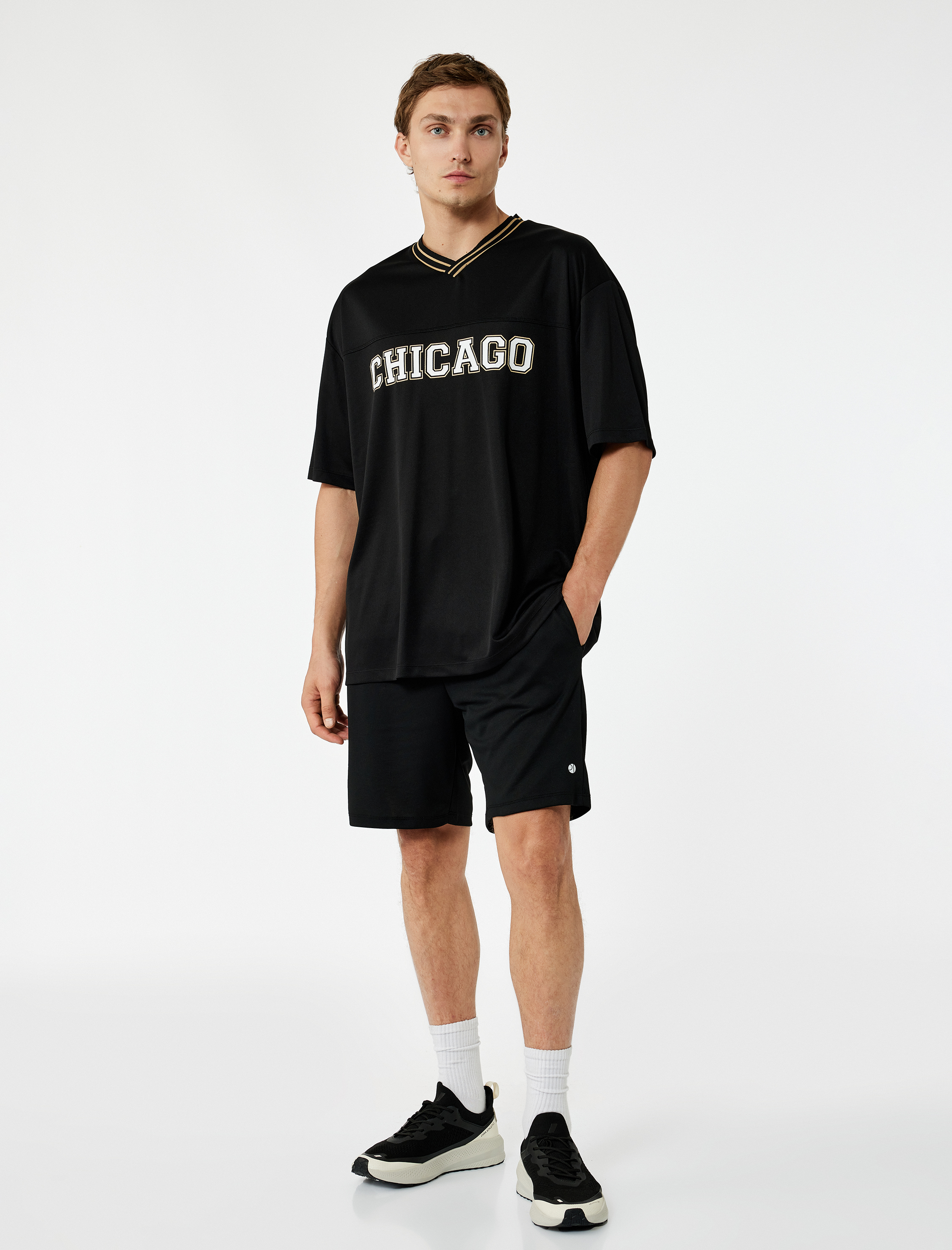   Kısa Kollu V Yaka Grogren Detaylı Baskılı Oversize Spor Tişört