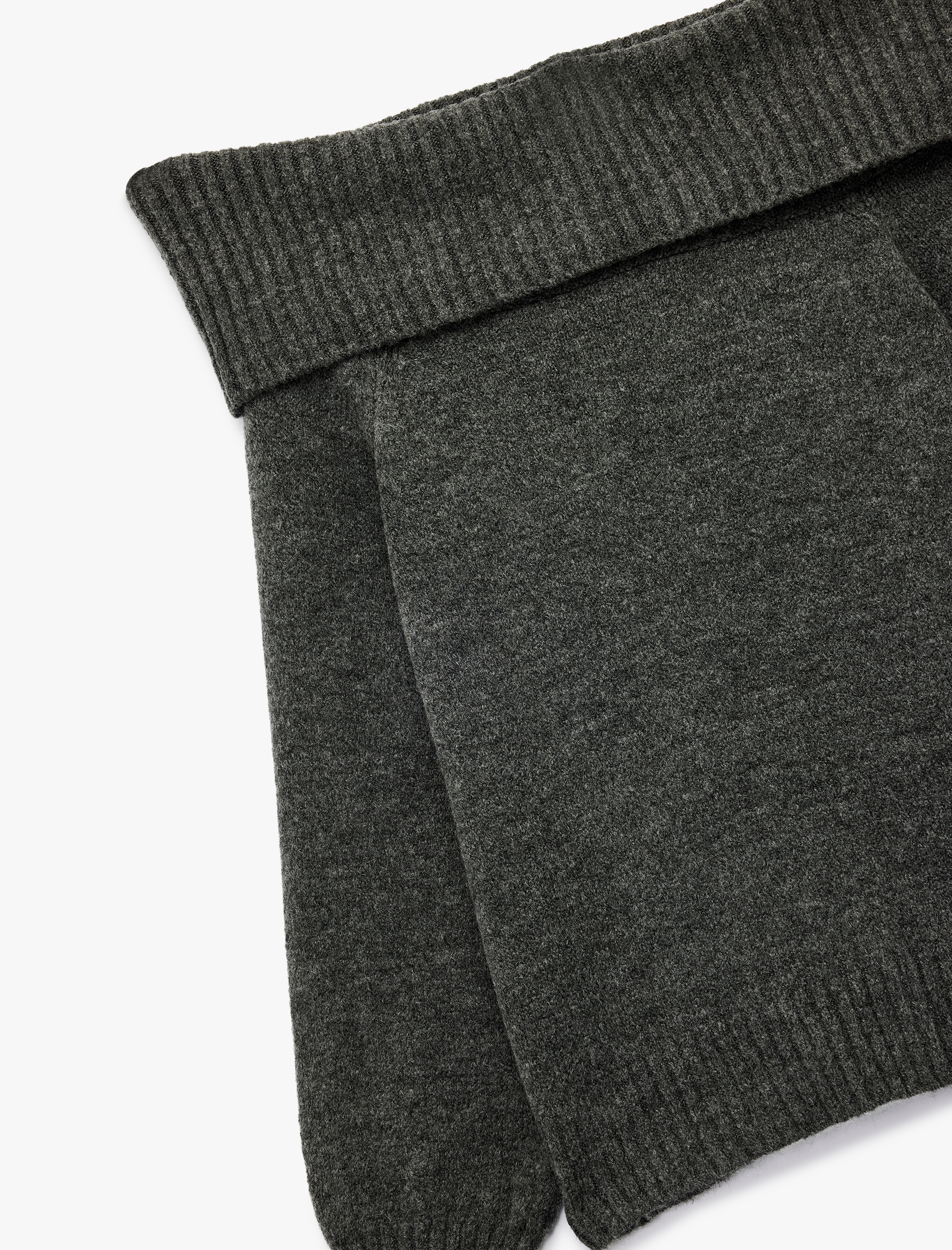   Uzun Kollu Omzu Açık Triko Kazak