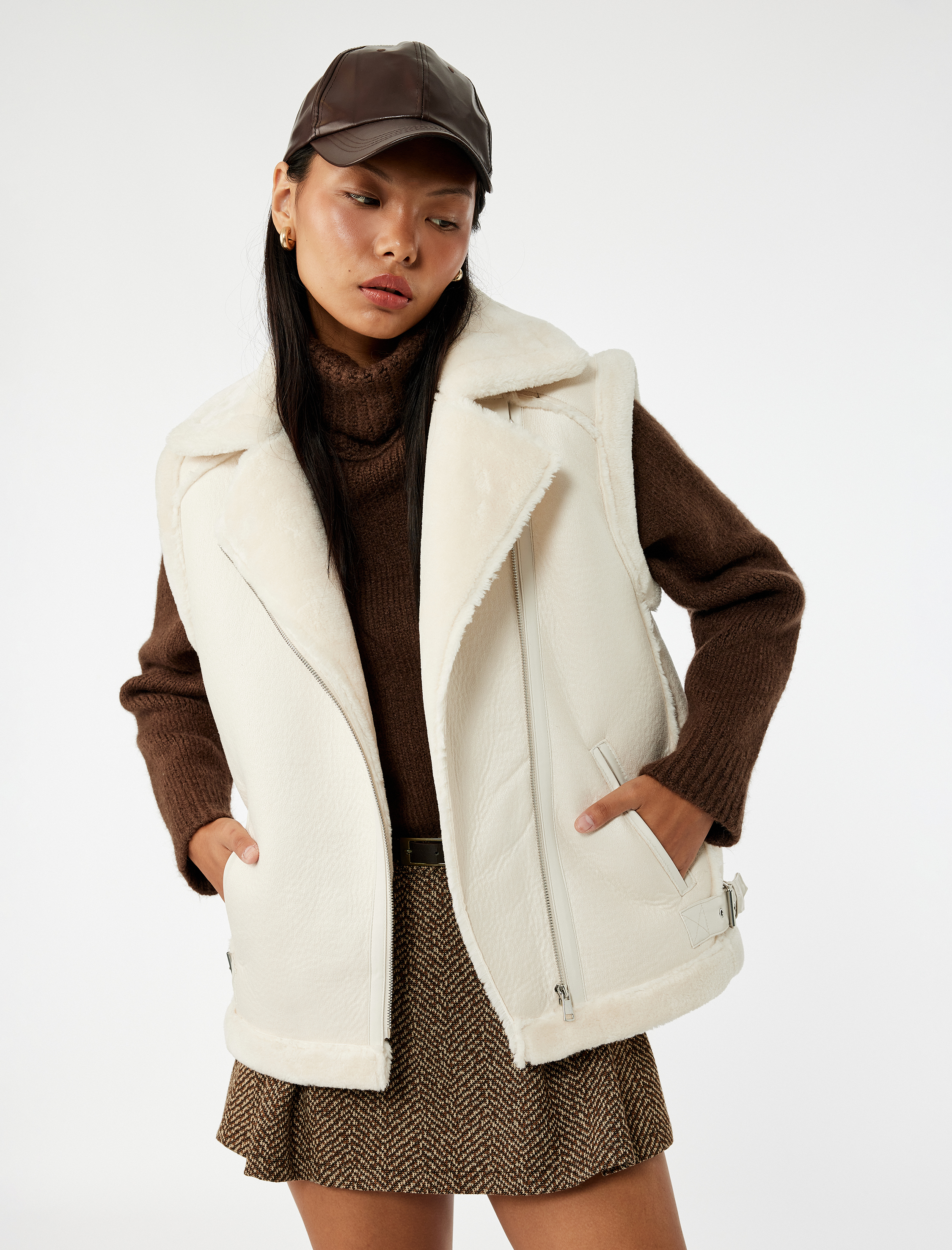   Suni Kürklü Yaka Fermuarlı Deri Görünümlü Kolsuz Biker Yelek