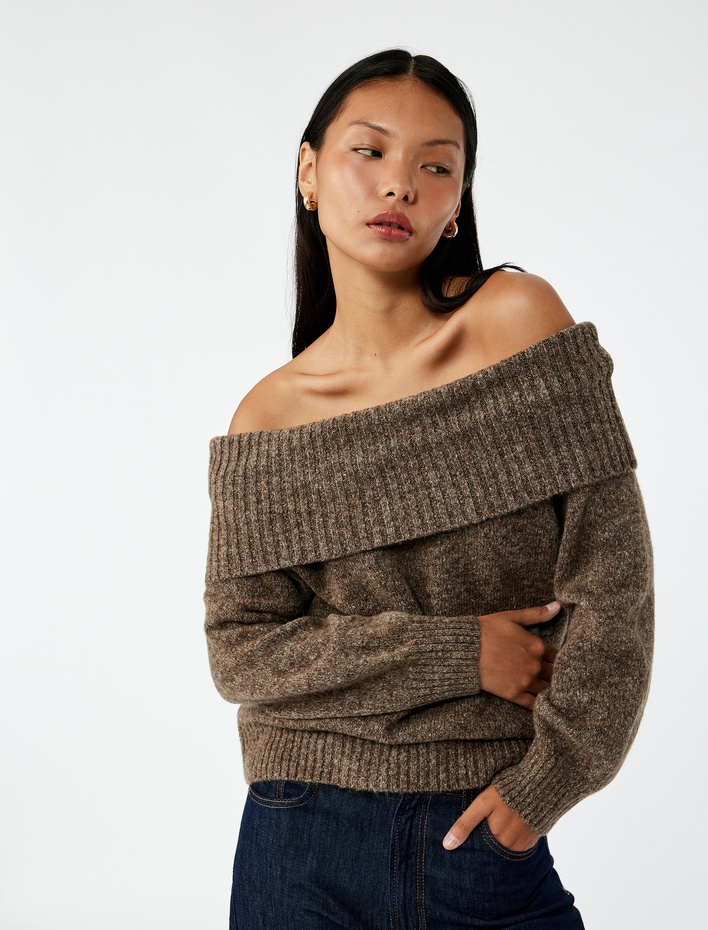  Uzun Kollu Omzu Açık Triko Kazak