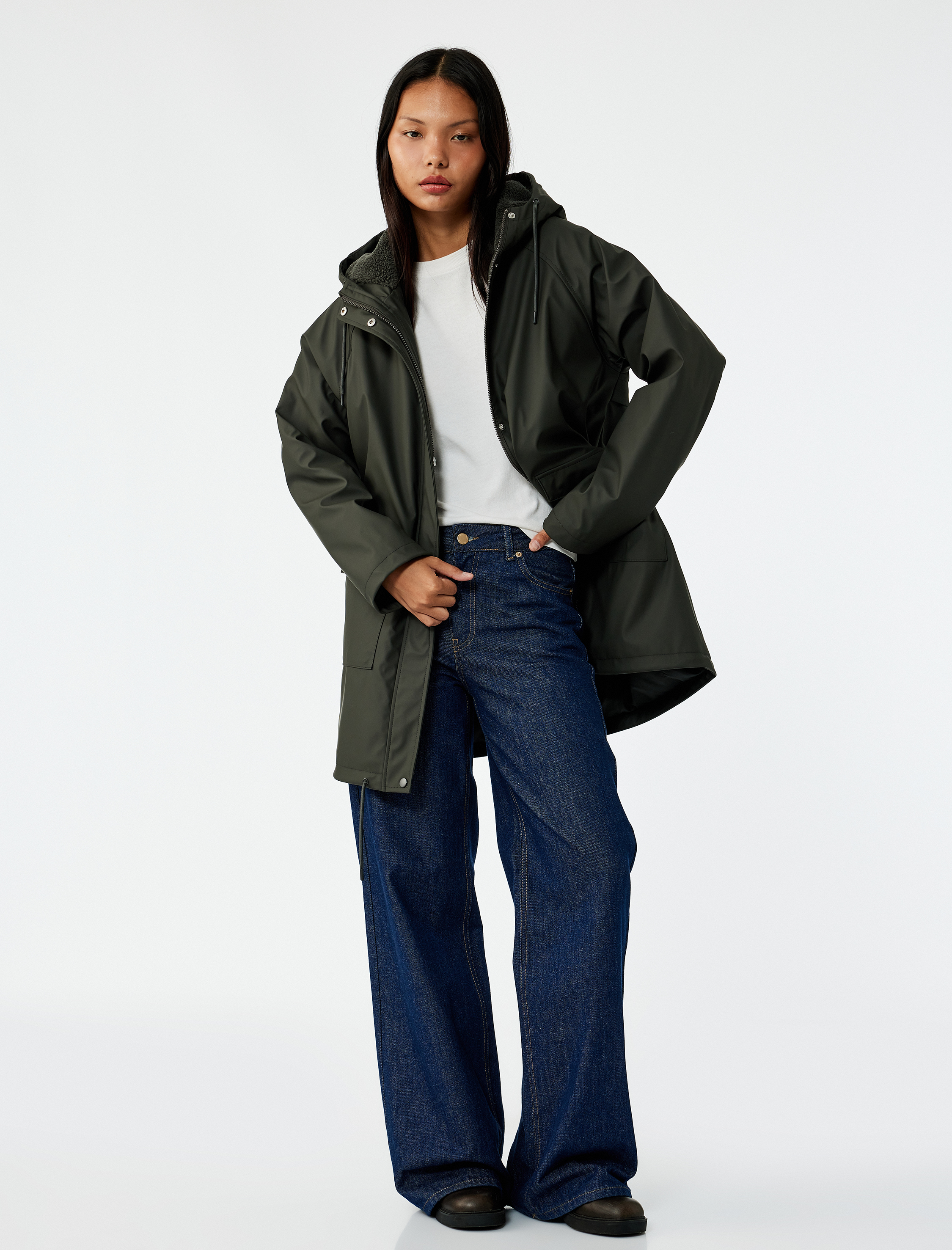   Deri Görünümlü İçi Suni Kürklü Fermuarlı Cepli Su Geçirmez Kapüşonlu Mont