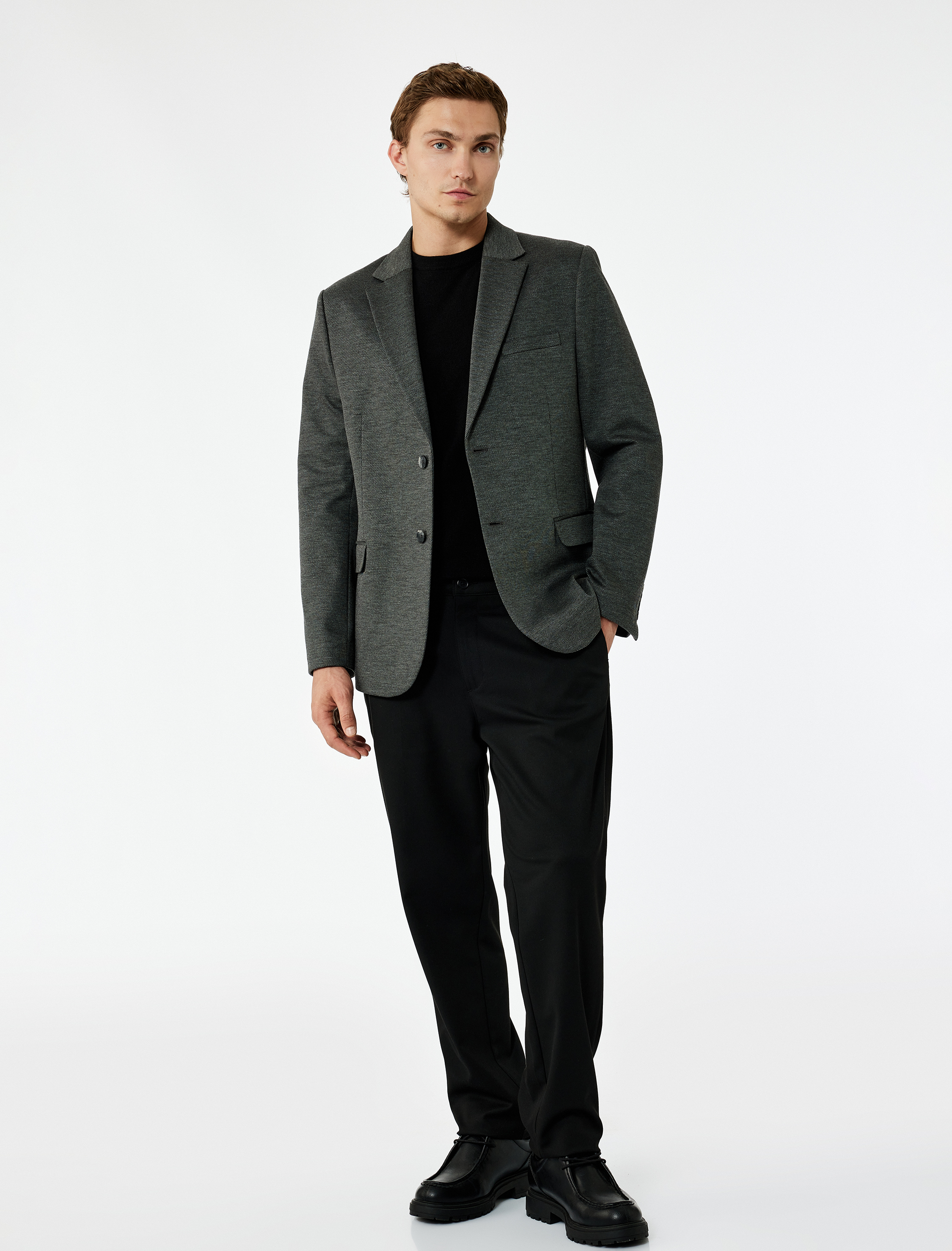   Uzun Kollu Kapaklı Cep Detaylı Düğmeli Slim Fit Mono Yaka Blazer Ceket