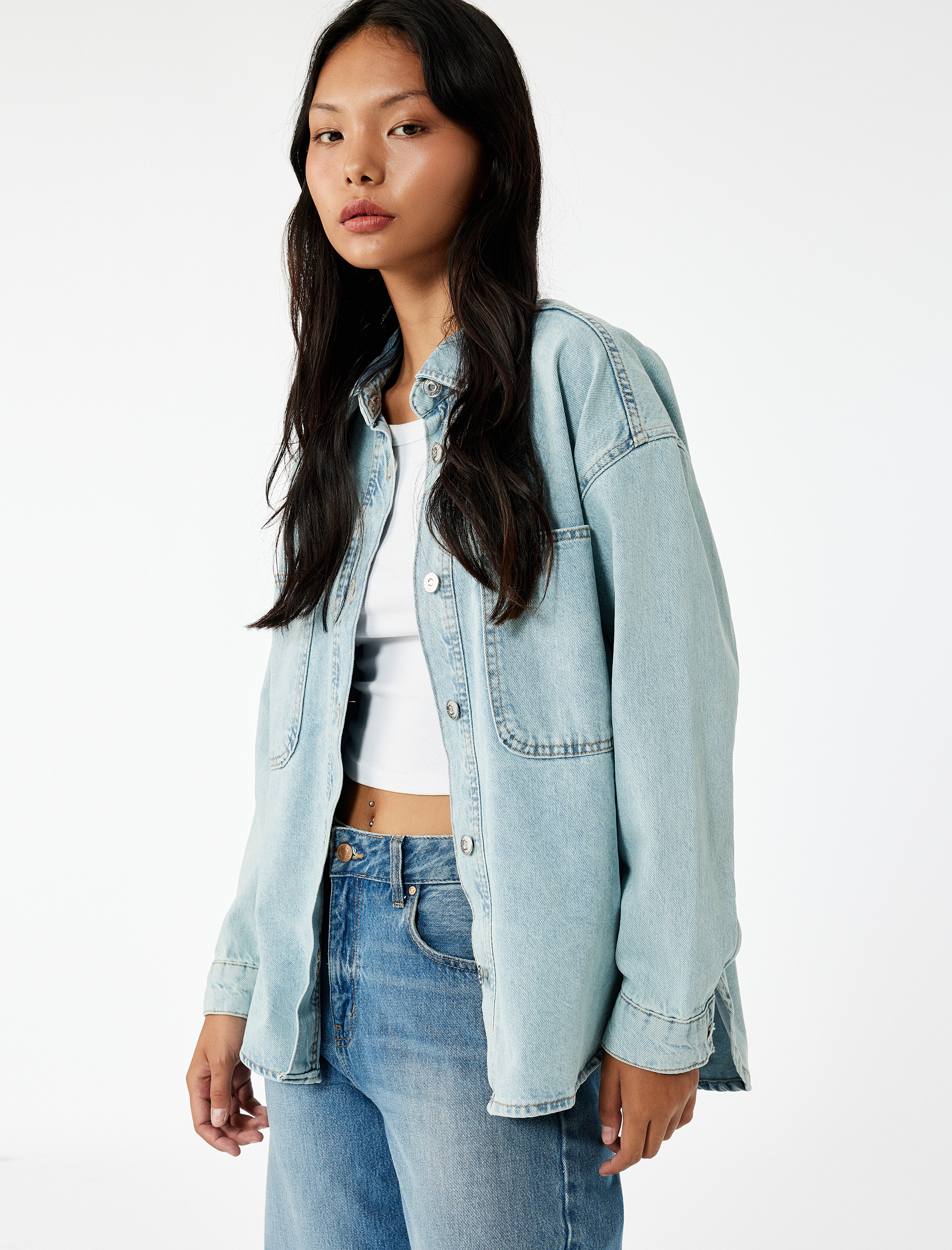   Pamuklu Düğmeli Rahat Kalıp Klasik Yaka Cep Detaylı Denim Gömlek