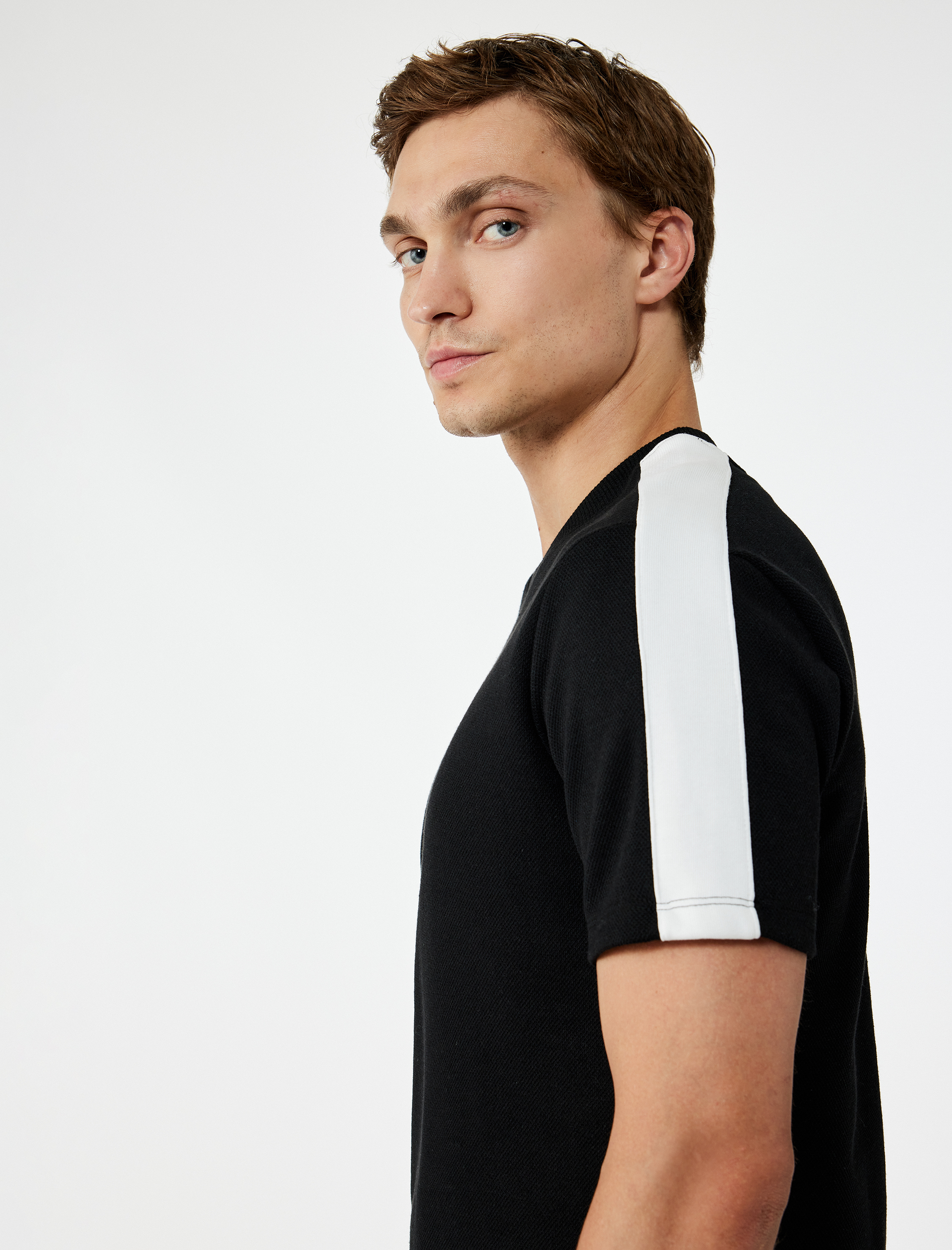   Regular Fit Kısa Kollu Renk Kontrastlı Bisiklet Yaka Tişört