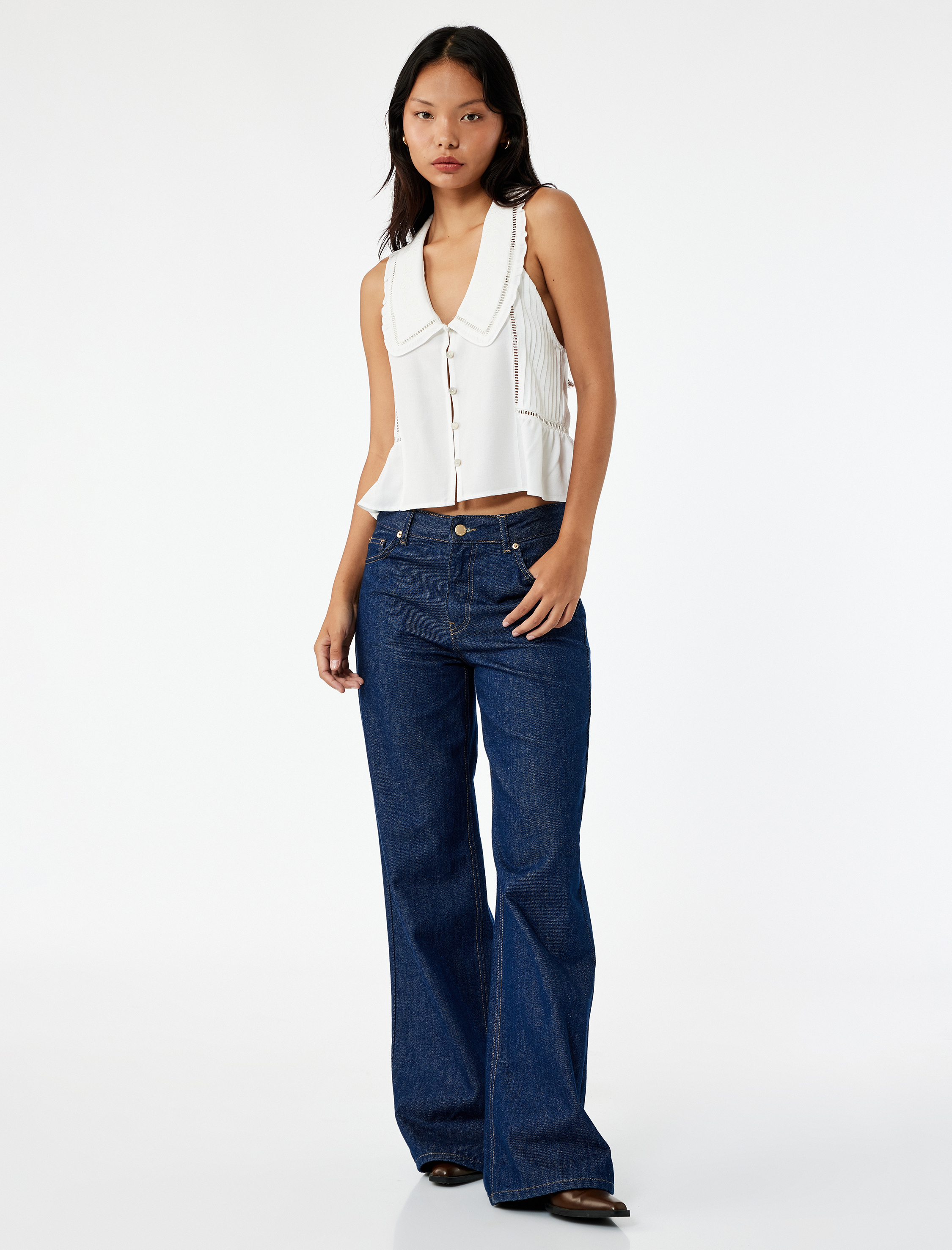   Nakış Detaylı Düğmeli Kolsuz Bebe Yaka Viskon Bluz