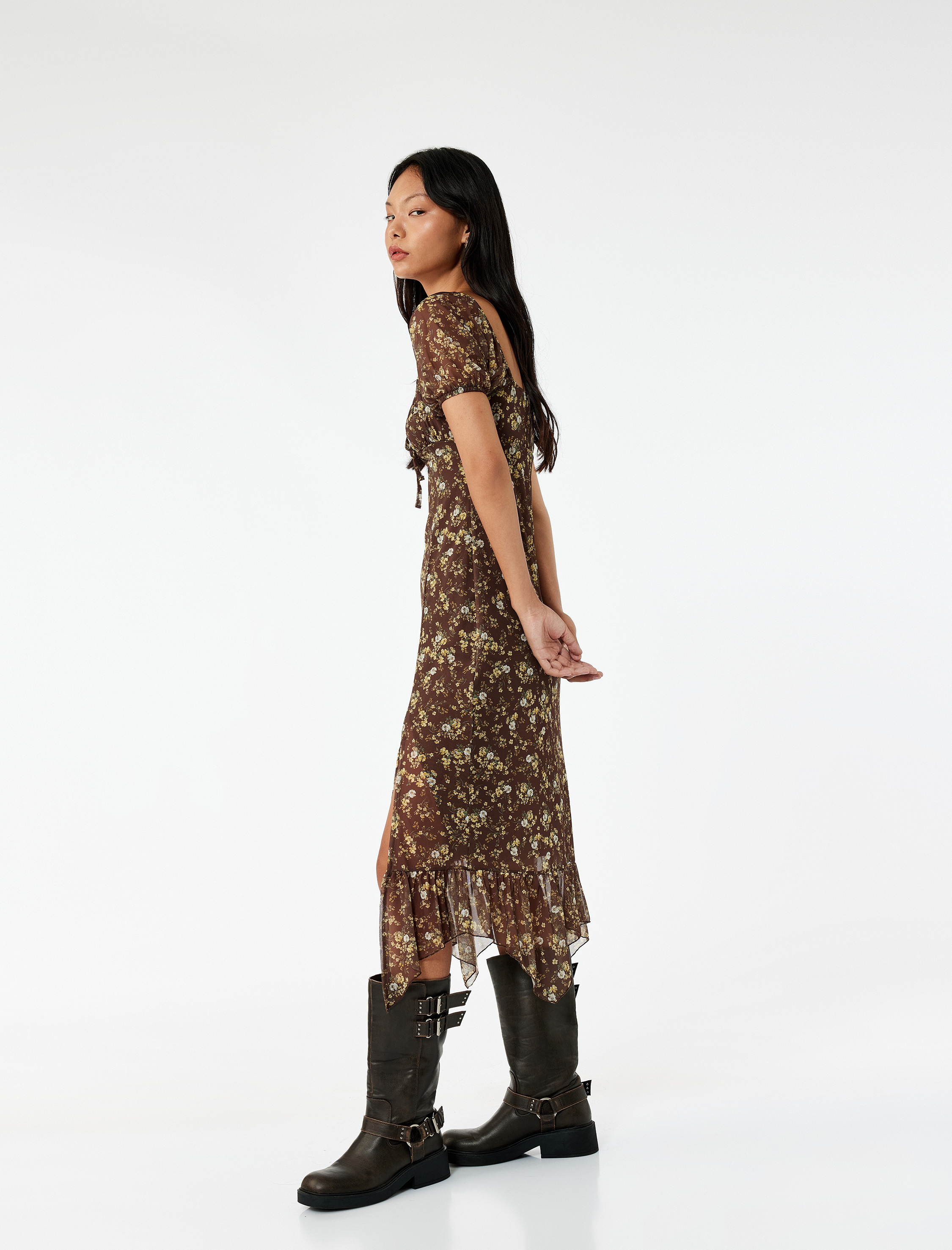   Asimetrik U Yaka Kısa Balon Kol Yırtmaçlı Bağcıklı Çiçekli Uzun Tül Elbise