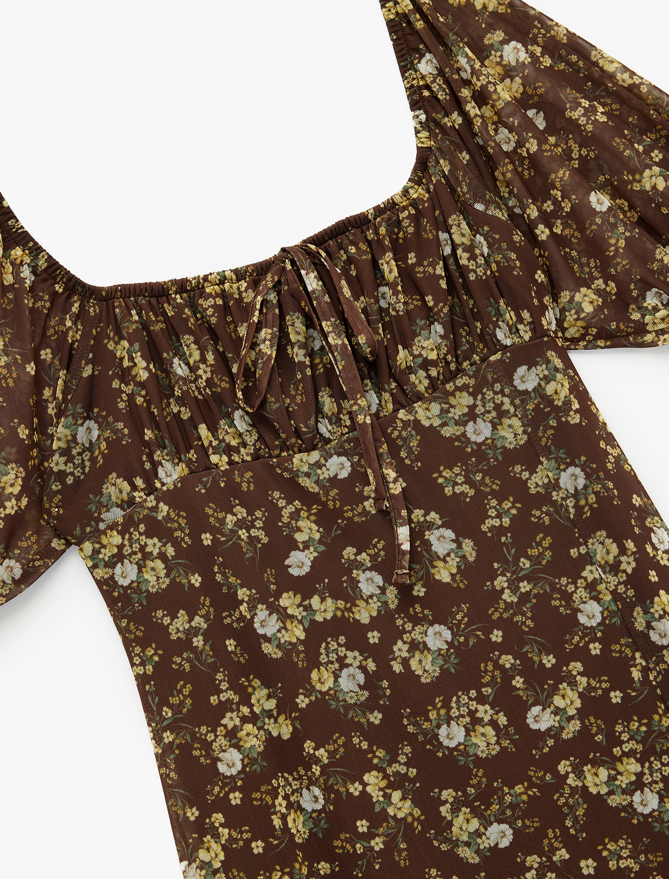   Asimetrik U Yaka Kısa Balon Kol Yırtmaçlı Bağcıklı Çiçekli Uzun Tül Elbise